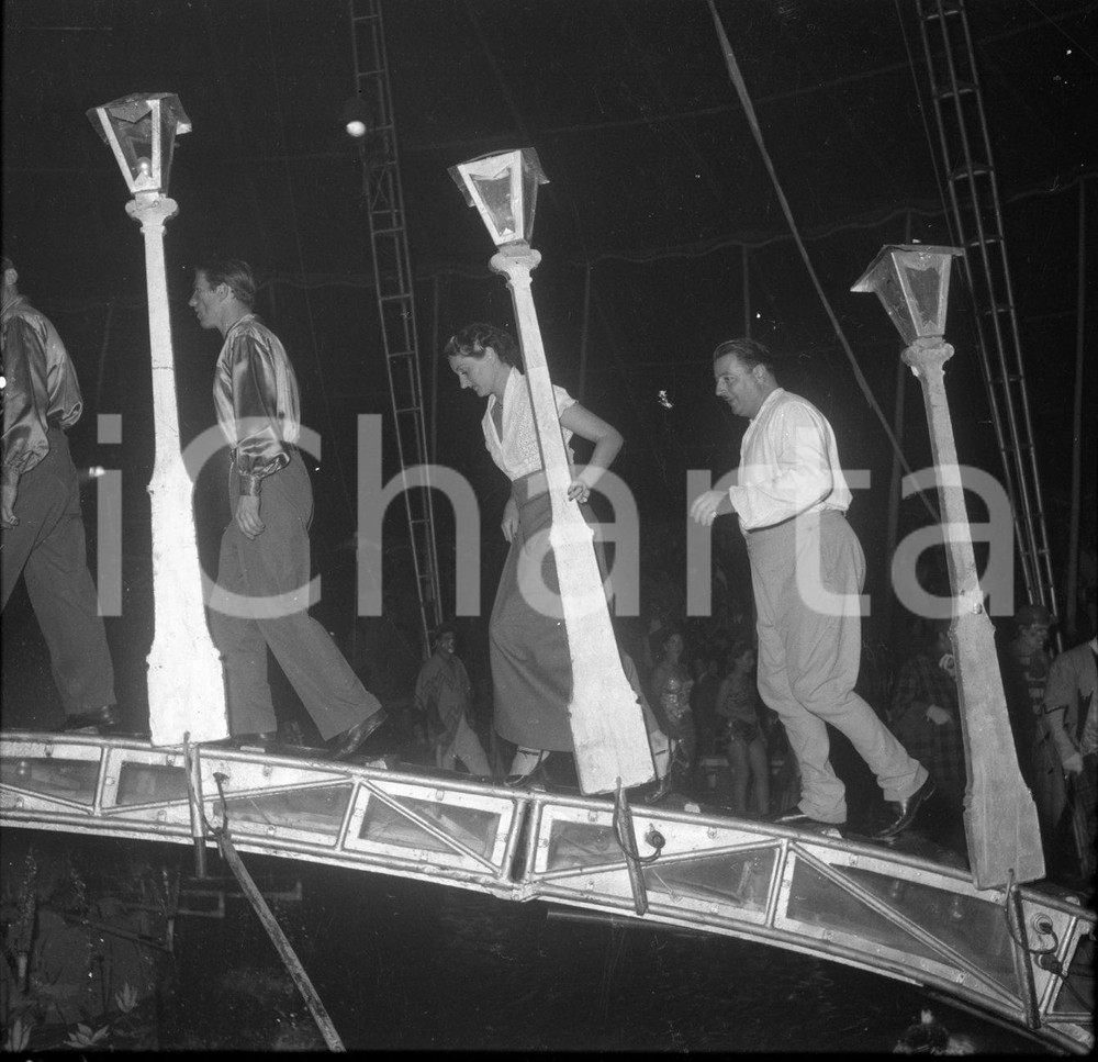 1953 BRESCIA preparazione di scenografia Circo Darix Togni NEGATIVO ORIGINALE Negativo originale in bianco e nero su pellicola.  E' SEVERAMENTE VIETATA LA RIPRODUZIONE.TUTTI I DIRITTI SONO RISERVATI.ICharta mette in vendita, sul negozio eBay e in esclusiva sul sito "icharta" il proprio archivio composto da numerose diapositive e negativi fotografici d'epoca, tutti originali e autentici.Si tratta di uno sguardo inedito sull'attualità, la politica, la vita quotidiana, il gossip e la cultura, che fotografa il cambiamento della nazione (e non solo) tra il 1890 ed il 1990 circa. Un'occasione unica per il mercato del collezionismo, che vede finalmente disponibile un archivio eccezionale per vastità, tematiche e condizioni, in un settore (il negativo fotografico e la diapositiva) di assoluta novità e dalle interessanti prospettive di investimento. CONDIZIONI:FAIR/discretoFORMATO: cm 6 x 6 originale e autentica 1