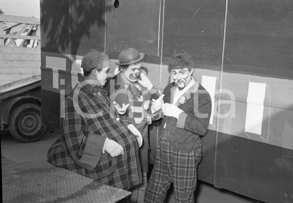 1953 BRESCIA CIRCO DARIX TOGNI conciliabolo tra clowns *NEGATIVO ORIGINALE Negativo originale in bianco e nero su pellicola.  E' SEVERAMENTE VIETATA LA RIPRODUZIONE.TUTTI I DIRITTI SONO RISERVATI.ICharta mette in vendita, sul negozio eBay e in esclusiva sul sito "icharta" il proprio archivio composto da numerose diapositive e negativi fotografici d'epoca, tutti originali e autentici.Si tratta di uno sguardo inedito sull'attualità, la politica, la vita quotidiana, il gossip e la cultura, che fotografa il cambiamento della nazione (e non solo) tra il 1890 ed il 1990 circa. Un'occasione unica per il mercato del collezionismo, che vede finalmente disponibile un archivio eccezionale per vastità, tematiche e condizioni, in un settore (il negativo fotografico e la diapositiva) di assoluta novità e dalle interessanti prospettive di investimento. CONDIZIONI:FAIR/discretoFORMATO: cm 9 x 6 originale e autentica 1