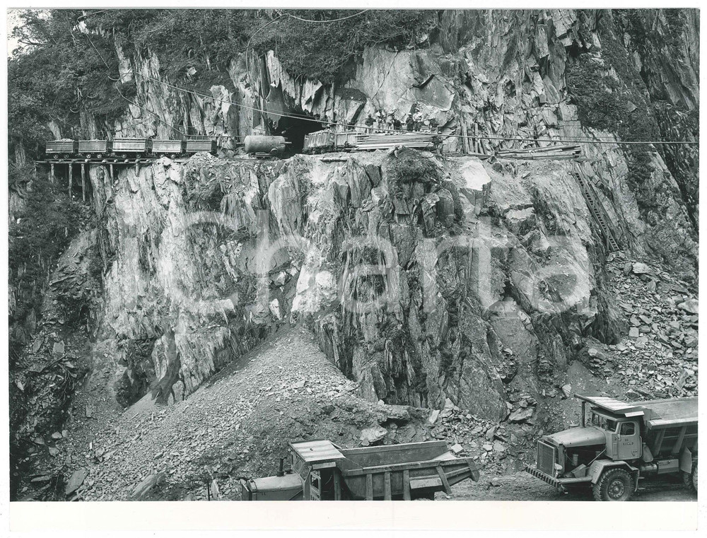 1963 LAI DA CURNERA (SVIZZERA) Costruzione della diga - Cantiere (9) - Foto  Fotografia originale d'epoca.FOTOGRAFO: G. Chiolini - Pavia CONDIZIONI:GOOD/buonoFORMATO: 23x18 cm originale e autentica 1