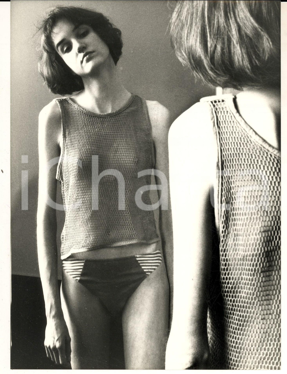 Fotografia d epoca originale 1991 GERMANY ANORESSIA Giovane donna allo specchio Foto reportage 18x24 1