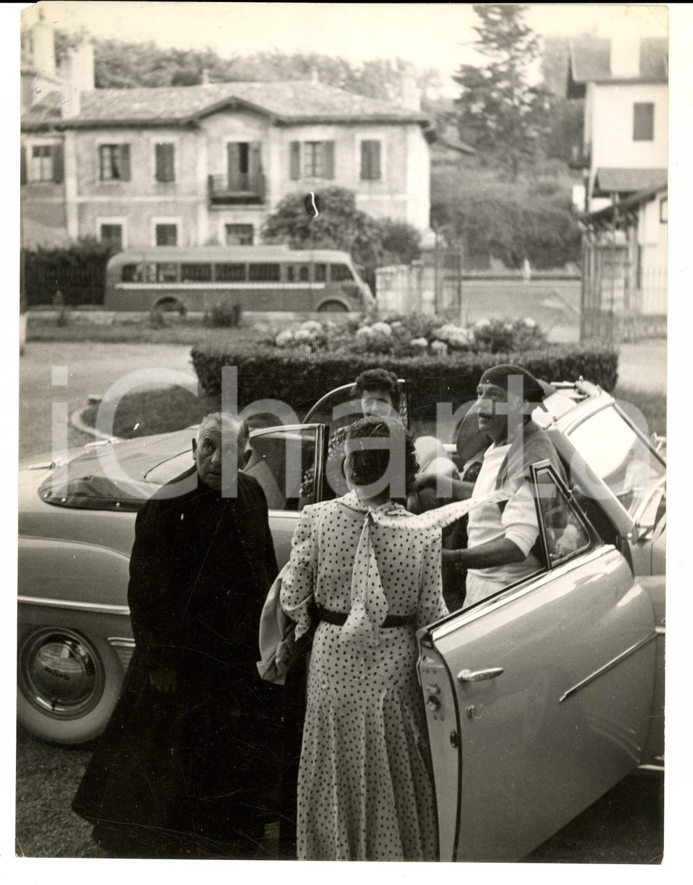 Fotografia d epoca originale 1960 ca FRANCE Attrice Cécile SOREL con un curato in campagna Foto 19x24 1