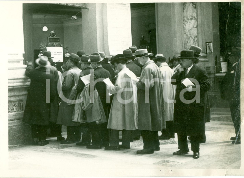 Fotografia d epoca originale 1934 MILANO Folla in coda in banca per nuovi BUONI DEL TESORO Foto 1