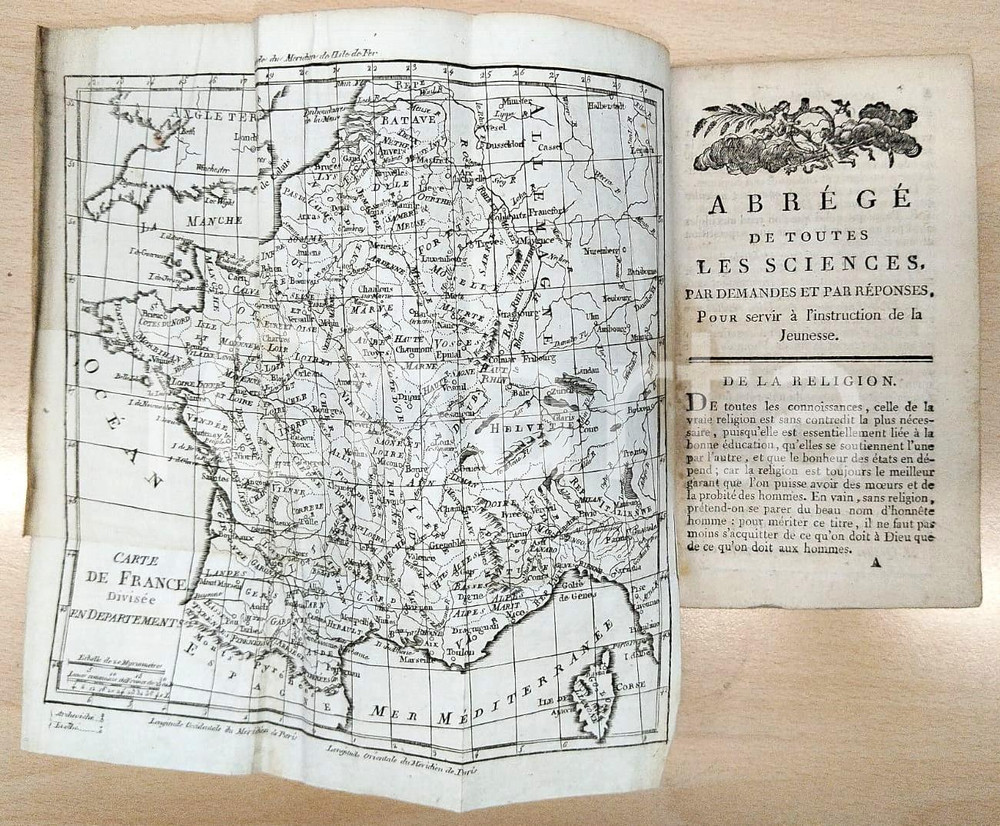 1807 Abrégé de toutes les sciences et géographie - Libraire J. AYNÉ Pubblicazione d'epoca con copertina rigida.EDITORE: Libraire J. Ayne - Lyon  PAGINE: 376CONDIZIONI:VERY POOR/gravemente danneggiato Aloni e bruniture alle pagine, abrasioni e strappo in copertinaFORMATO: 10x17 cm originale e autentica 1