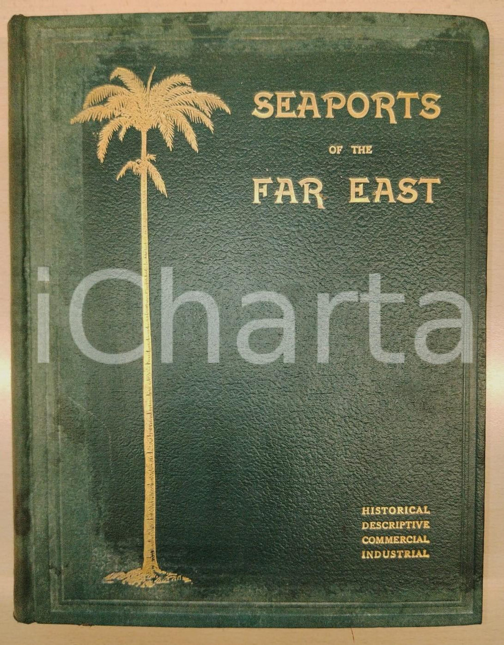 1923 Allister MACMILLAN Seaports of the Far East - Ed. COLLINGRIDGE, LONDON Pubblicazione d'epoca con copertina rigida.EDITORE: W.H. & L. Collingridge - London  PAGINE: 528CONDIZIONI:POOR/danneggiato Abrasioni in copertina, macchie ai piatti, bruniture alle pagineFORMATO: 22x28 cm originale e autentica 1