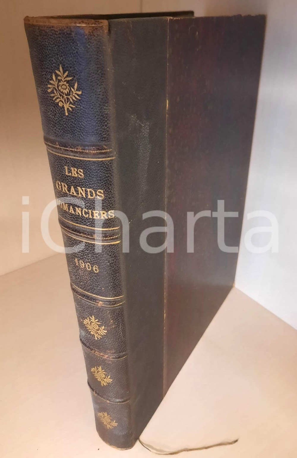 1906 Les Grands Romanciers - Journal Populaire Illustré *Libro rilegato Legatura editoriale in mezza pelle, titoli dorati e fregi al dorso.Il volume contiene l'annata della rivista illustrata.PAGINE: 416 + 416 CONDIZIONI:GOOD/buono buone condizioni complessive; tracce d'uso alla copertaFORMATO: 23x32 cm originale e autentica 1