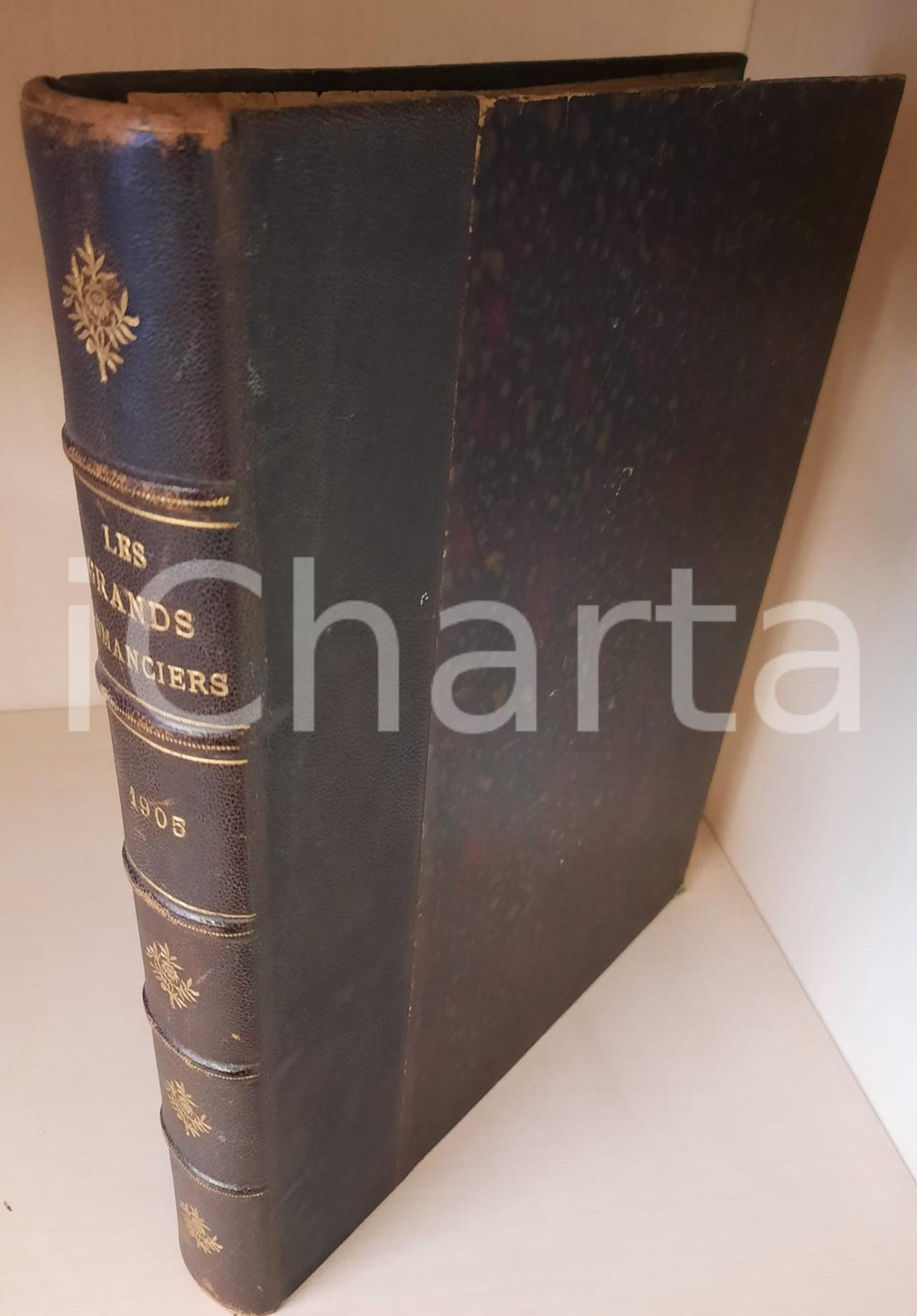 1905 Les Grands Romanciers - Journal Populaire Illustré *Libro rilegato Legatura editoriale in mezza pelle, titoli dorati e fregi al dorso.Il volume contiene l'annata della rivista illustrata.PAGINE: 416 + 416 CONDIZIONI:GOOD/buono buone condizioni complessive; pp. 7-10 distaccate, ma presenti; qualche residuo cartaceo ai margini; tracce d'uso alla copertaFORMATO: 23x32 cm originale e autentica 1