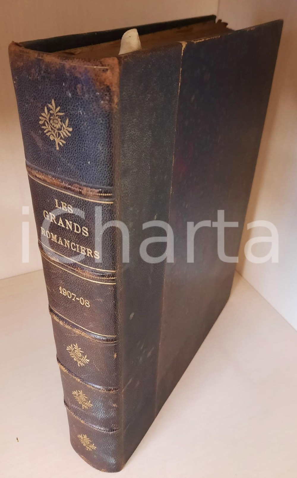 1907-1908 Les Grands Romanciers - Journal Populaire Illustré *Libro rilegato Legatura editoriale in mezza pelle, titoli dorati e fregi al dorso.Il volume contiene le due annate della rivista illustrata (metà della seconda, fino al 3 luglio 1908).PAGINE: 416 + 416 + 496 CONDIZIONI:FAIR/discreto buone condizioni complessive; tracce d'uso alla coperta; residui cartacei all'internoFORMATO: 23x32 cm originale e autentica 1