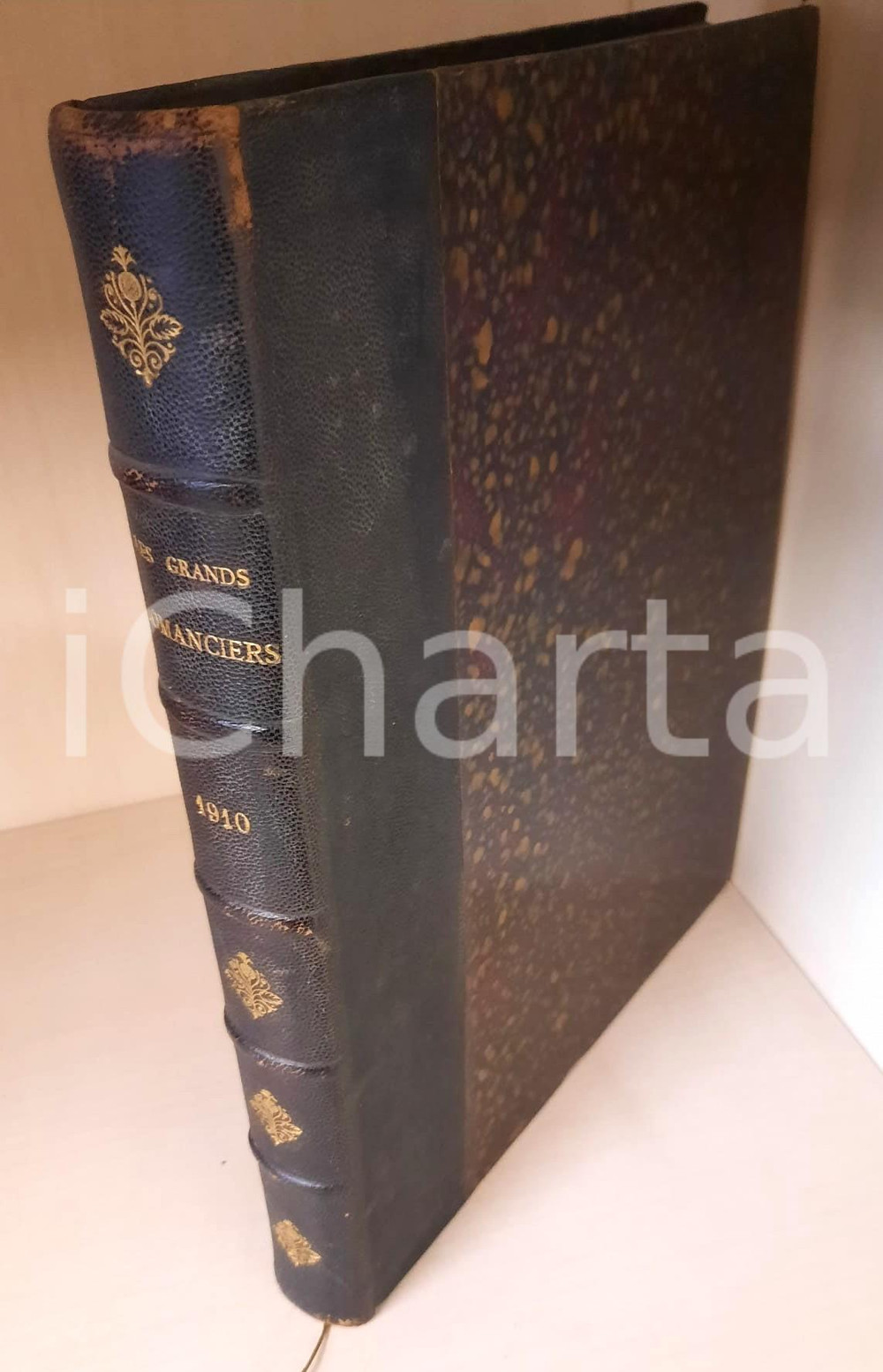 1910 Les Grands Romanciers - Journal Populaire Illustré *Libro rilegato Legatura editoriale in mezza pelle, titoli dorati e fregi al dorso.Il volume contiene l'annata della rivista illustrata.PAGINE: 832 CONDIZIONI:FAIR/discreto buone condizioni complessive; tracce d'uso alla coperta; residui cartacei all'internoFORMATO: 23x32 cm originale e autentica 1