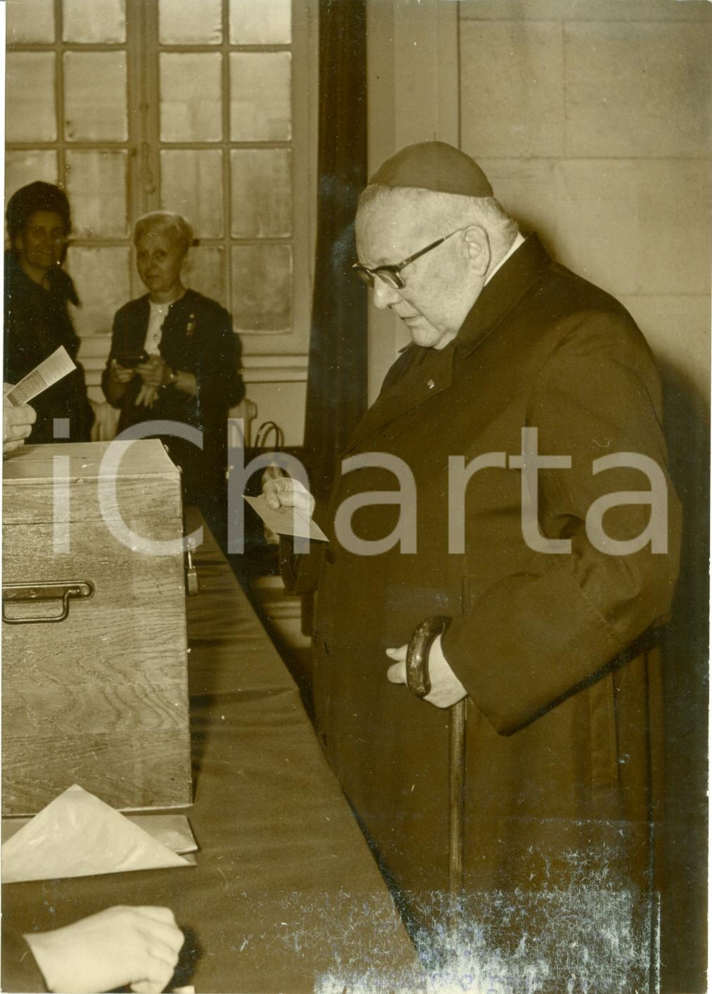 Fotografia d epoca originale 1967 PARIS Monseigneur Maurice FELTIN votant Boulevard INVALIDES Foto 1