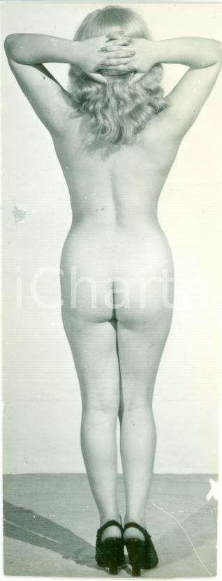 Fotografia d epoca originale 1955 ca EROTICA VINTAGE Naked sexy PINUP crouching on couch VERA FOTOGRAFIA 1