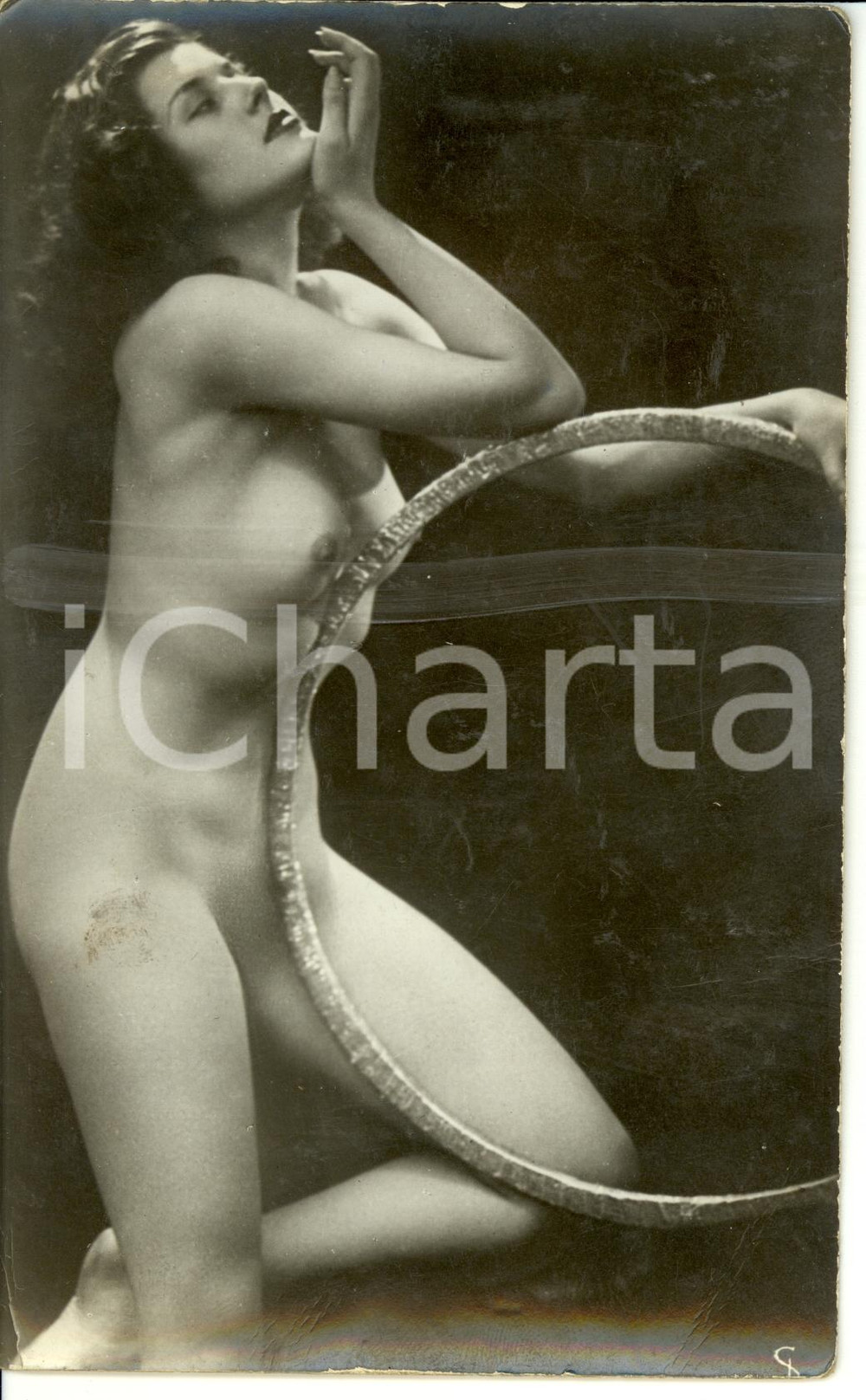 Fotografia d epoca originale 1965 ca EROTICA VINTAGE Sexy young naked girl playing with hoop REAL PHOTO 1