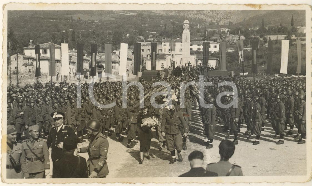 Fotografia d epoca originale 1940 ca CAPRINO VERONESE Piazza della Vittoria  Cerimonia militare Foto 14x9 1