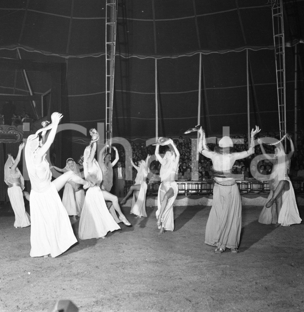 1953 BRESCIA Circo Darix Togni ballerine NEGATIVO ORIGINALE 2 Nel negativo il Circo Darix TogniNegativo originale in bianco e nero su pellicola.  E' SEVERAMENTE VIETATA LA RIPRODUZIONE.TUTTI I DIRITTI SONO RISERVATI.ICharta mette in vendita, sul negozio eBay e in esclusiva sul sito "icharta" il proprio archivio composto da numerose diapositive e negativi fotografici d'epoca, tutti originali e autentici.Si tratta di uno sguardo inedito sull'attualità, la politica, la vita quotidiana, il gossip e la cultura, che fotografa il cambiamento della nazione (e non solo) tra il 1890 ed il 1990 circa. Un'occasione unica per il mercato del collezionismo, che vede finalmente disponibile un archivio eccezionale per vastità, tematiche e condizioni, in un settore (il negativo fotografico e la diapositiva) di assoluta novità e dalle interessanti prospettive di investimento. CONDIZIONI:FAIR/discretoFORMATO: cm 6 x 6 originale e autentica 1