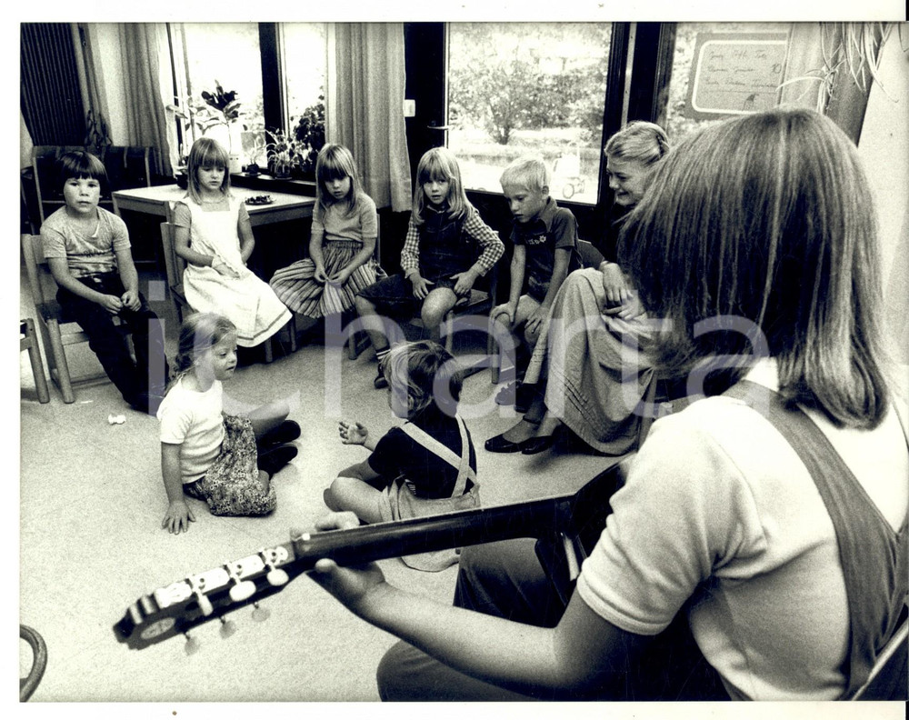 Fotografia d epoca originale 1982 BONN Asilo infantile MONTESSORI  Attività musicali Foto 21x17 cm 1