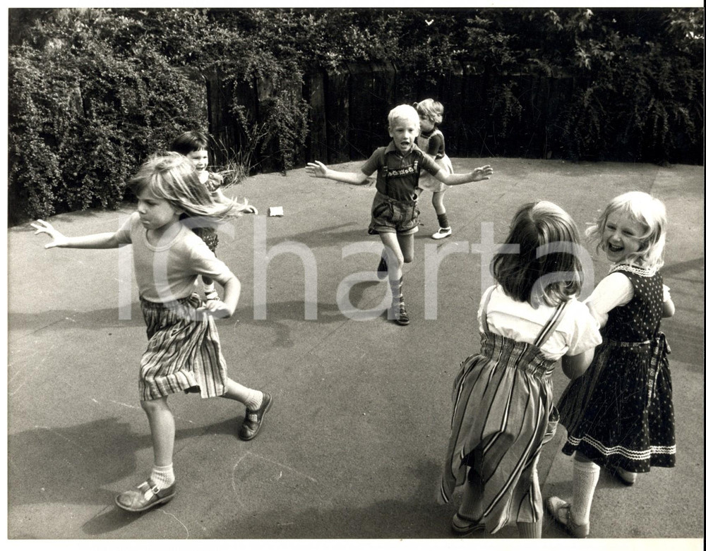 Fotografia d epoca originale 1982 BONN Asilo infantile MONTESSORI  Attività in cortile Foto 21x17 1