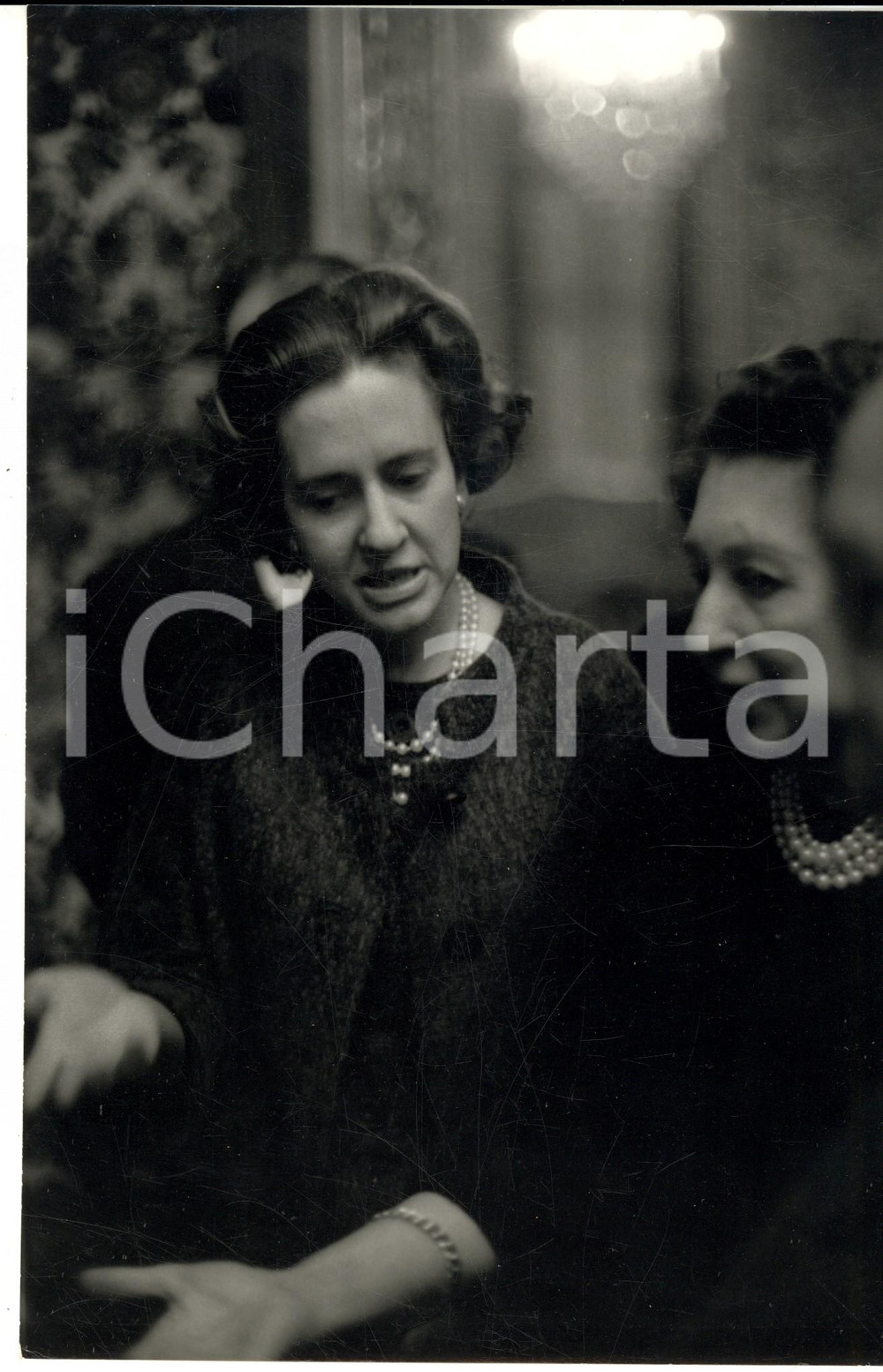 Fotografia d epoca originale 1960 ca BELGIO Regina Fabiola durante una discussione Foto 17x25 3 1