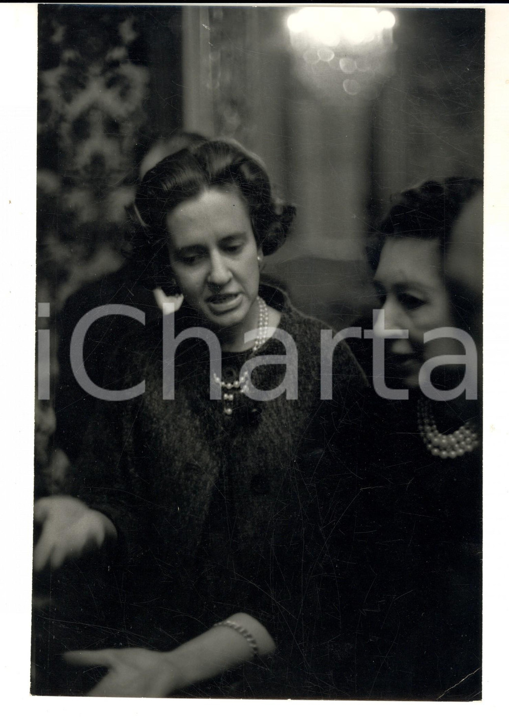 Fotografia d epoca originale 1960 ca BELGIO Regina Fabiola durante una discussione Foto 17x25 4 1