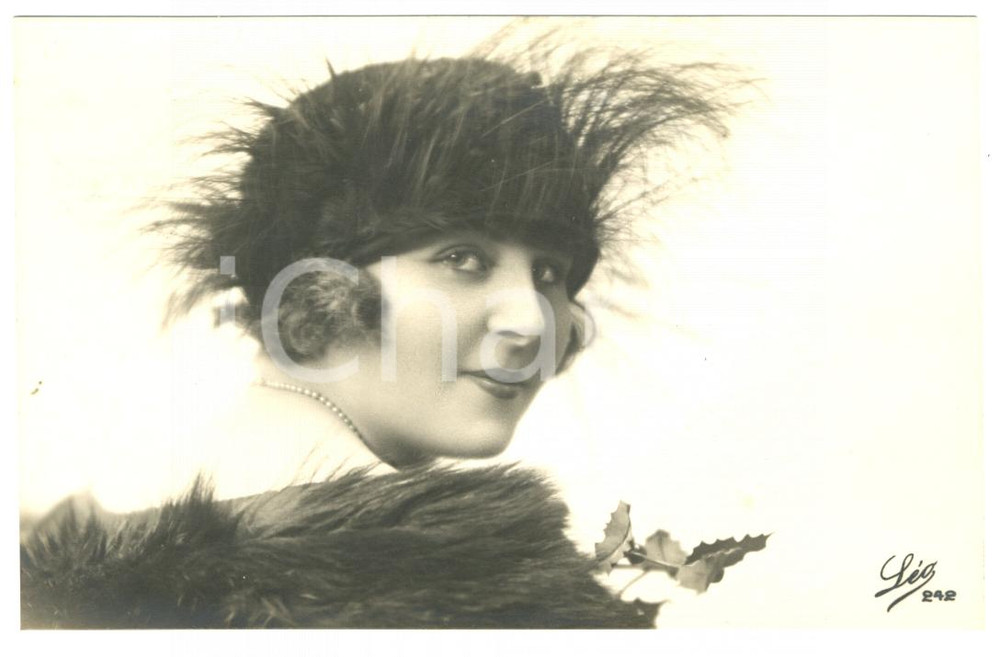 Documento originale, autentico 1920 ca MODA VINTAGE Donna con cappello di piume CURIOSA 2 1