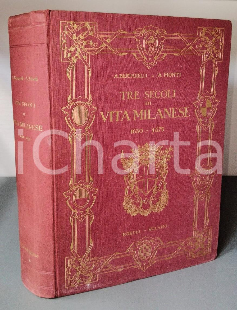 1927 Achille BERTARELLI Antonio MONTI Tre secoli di vita milanese - Ed. HOEPLI Pubblicazione con copertina telata rigida.TITOLO COMPLETO: Tre secoli di vita milanese nei documenti iconografici (1630-1875)EDITORE: Ulrico Hoepli Editore - Milano PAGINE: 868CONDIZIONI:FAIR/discreto Gualciture in copertina, lieve ondulatura alle pagineFORMATO: 23x32 cm originale e autentica 1