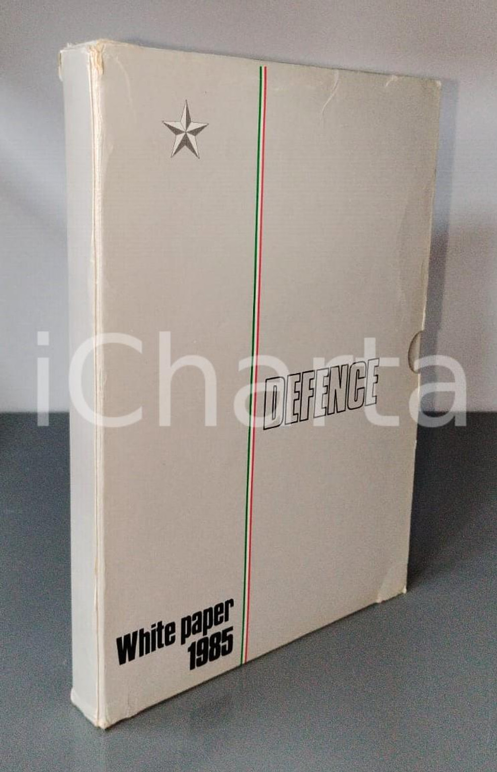 1985 ITALIA Ministero della Difesa DEFENCE: WHITE PAPER - 2 Volumi Pubblicazione in due volumi con copertina in cartoncino morbido e cofanetto.In lingua inglese PAGINE: 150 + 247CONDIZIONI:POOR/danneggiato ammaccatura all'angolo inferiore sinistro dei due volumi, segni d'uso, strappi e gualciture al cofanettoFORMATO: 17x24 cm originale e autentica 1
