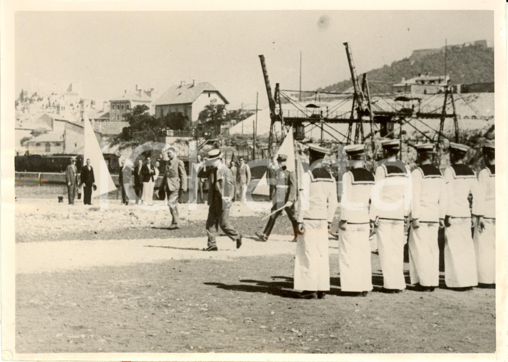Fotografia d epoca originale 1936 SEBENICO CROAZIA Re Edoardo VIII in vacanza accolto dai marinai Foto 1
