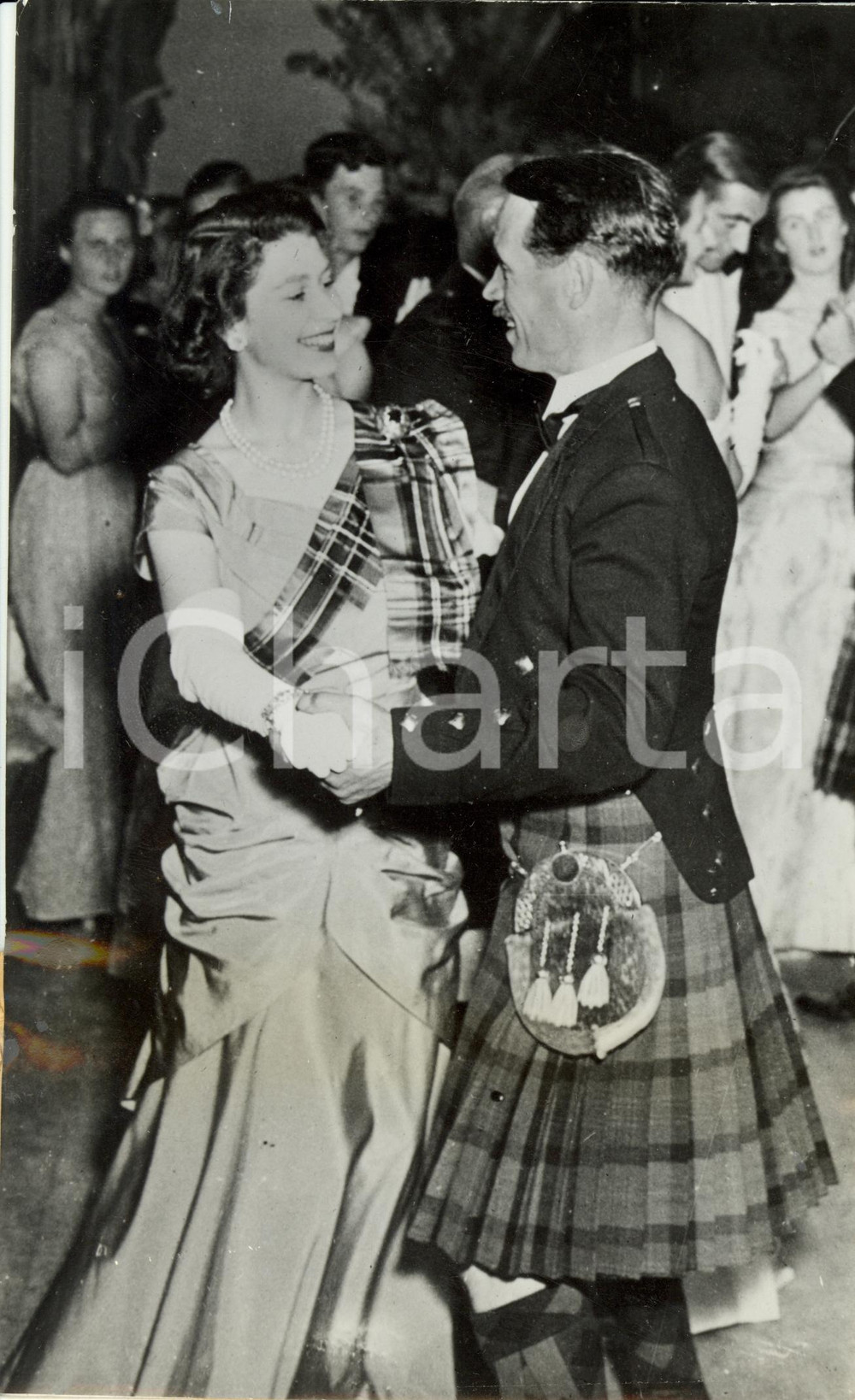 Fotografia d epoca originale 1949 SCOTLAND  ABOYNE BALL Future Queen Elizabeth II dancing with David Bogle 2 1