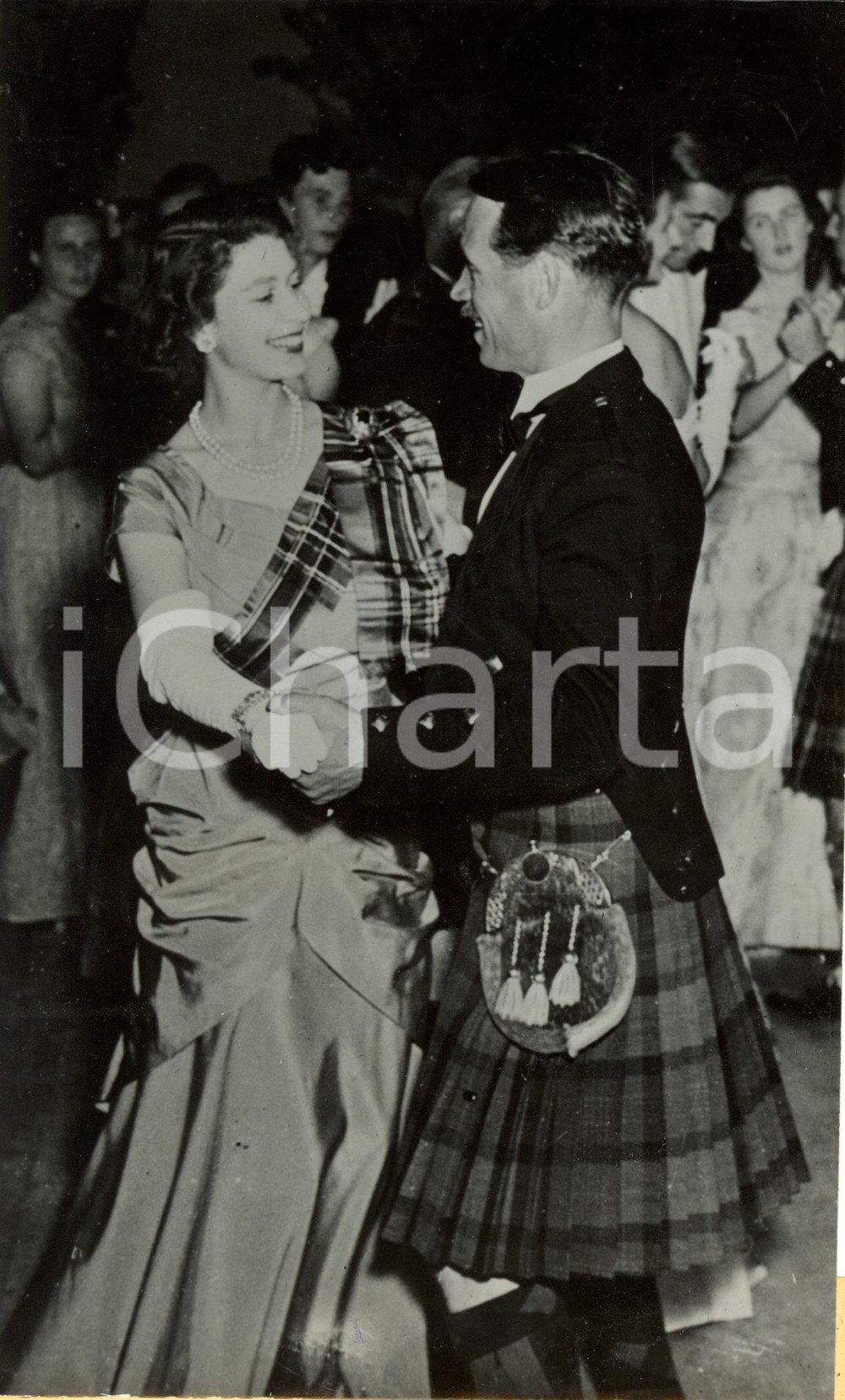 Fotografia d epoca originale 1949 SCOTLAND  ABOYNE BALL Future Queen Elizabeth II dancing with David Bogle 3 1