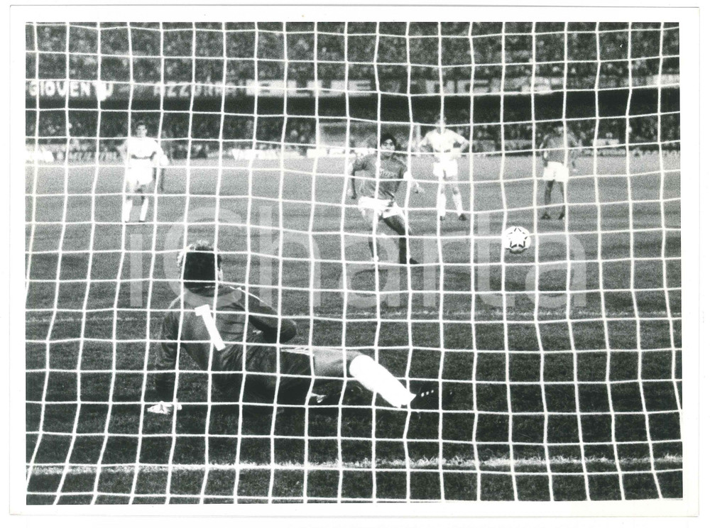 Fotografia d epoca originale 1990 ca CALCIO Napoli  VfB Stuttgart  Diego Armando MARADONA Rigore  Foto 2 1