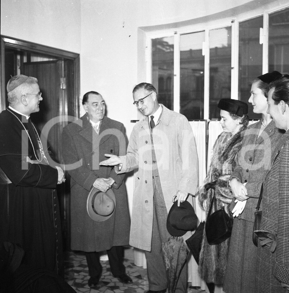 1953 BRESCIA inauguraz, distributore Esso  viale XX settembre *NEGATIVO ORIG. 1 Negativo originale in bianco e nero su pellicola.  E' SEVERAMENTE VIETATA LA RIPRODUZIONE.TUTTI I DIRITTI SONO RISERVATI.ICharta mette in vendita, sul negozio eBay e in esclusiva sul sito "icharta" il proprio archivio composto da numerose diapositive e negativi fotografici d'epoca, tutti originali e autentici.Si tratta di uno sguardo inedito sull'attualità, la politica, la vita quotidiana, il gossip e la cultura, che fotografa il cambiamento della nazione (e non solo) tra il 1890 ed il 1990 circa. Un'occasione unica per il mercato del collezionismo, che vede finalmente disponibile un archivio eccezionale per vastità, tematiche e condizioni, in un settore (il negativo fotografico e la diapositiva) di assoluta novità e dalle interessanti prospettive di investimento. CONDIZIONI:FAIR/discretoFORMATO: cm 6 x 6 originale e autentica 1
