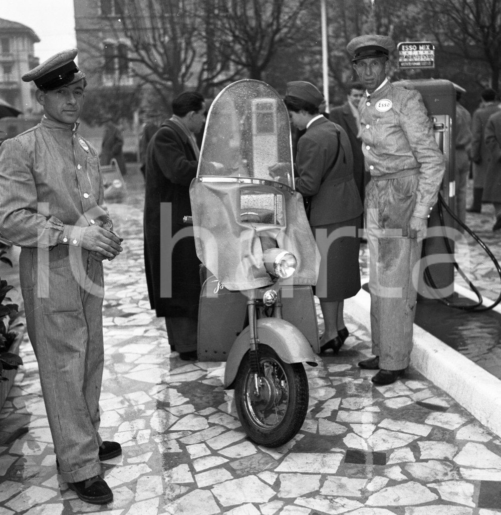 1953 BRESCIA inaugurazione distributore Esso  v.le XX settembre NEGATIVO ORIG. 3 Negativo originale in bianco e nero su pellicola.  E' SEVERAMENTE VIETATA LA RIPRODUZIONE.TUTTI I DIRITTI SONO RISERVATI.ICharta mette in vendita, sul negozio eBay e in esclusiva sul sito "icharta" il proprio archivio composto da numerose diapositive e negativi fotografici d'epoca, tutti originali e autentici.Si tratta di uno sguardo inedito sull'attualità, la politica, la vita quotidiana, il gossip e la cultura, che fotografa il cambiamento della nazione (e non solo) tra il 1890 ed il 1990 circa. Un'occasione unica per il mercato del collezionismo, che vede finalmente disponibile un archivio eccezionale per vastità, tematiche e condizioni, in un settore (il negativo fotografico e la diapositiva) di assoluta novità e dalle interessanti prospettive di investimento. CONDIZIONI:FAIR/discretoFORMATO: cm 6 x 6 originale e autentica 1