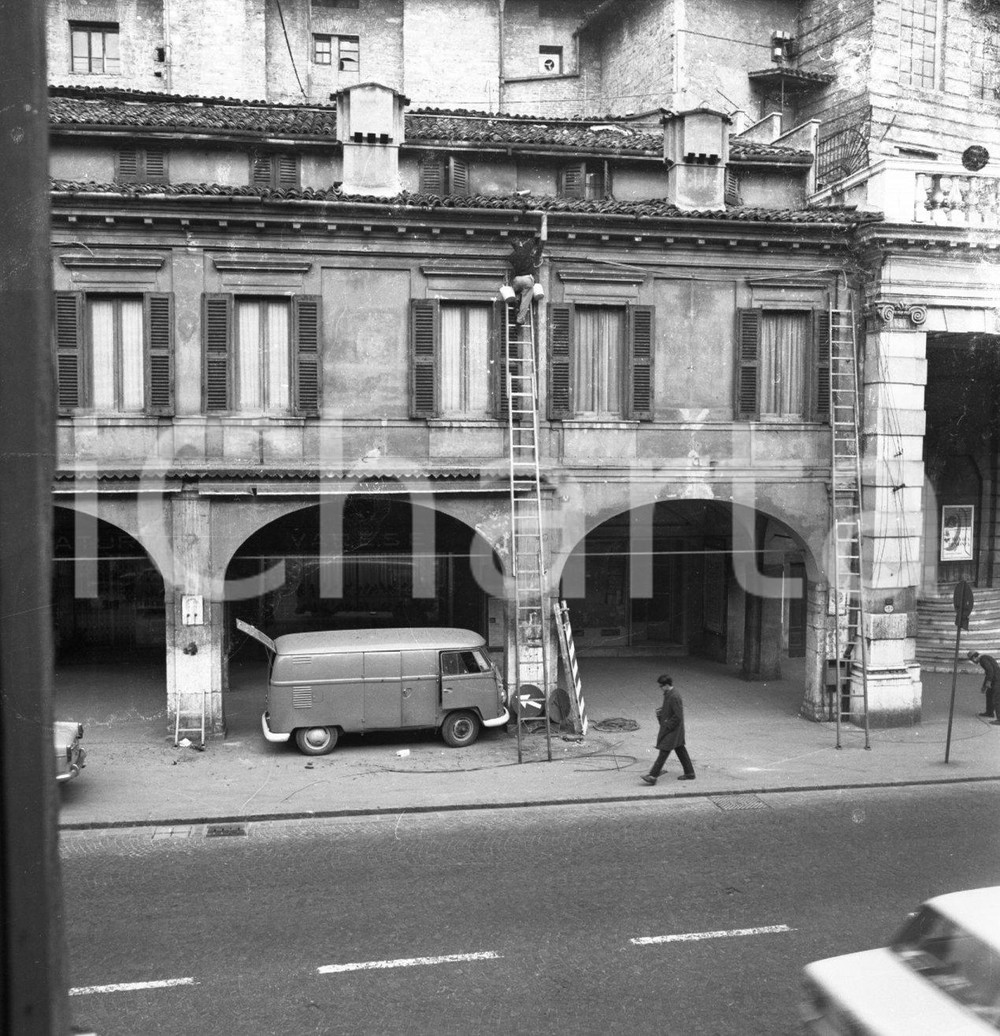 1980 BRESCIA c.so Zanardelli portici e ingresso teatro Grande NEGATIVO ORIG. 1 Negativo originale in bianco e nero su pellicola.  E' SEVERAMENTE VIETATA LA RIPRODUZIONE.TUTTI I DIRITTI SONO RISERVATI.ICharta mette in vendita, sul negozio eBay e in esclusiva sul sito "icharta" il proprio archivio composto da numerose diapositive e negativi fotografici d'epoca, tutti originali e autentici.Si tratta di uno sguardo inedito sull'attualità, la politica, la vita quotidiana, il gossip e la cultura, che fotografa il cambiamento della nazione (e non solo) tra il 1890 ed il 1990 circa. Un'occasione unica per il mercato del collezionismo, che vede finalmente disponibile un archivio eccezionale per vastità, tematiche e condizioni, in un settore (il negativo fotografico e la diapositiva) di assoluta novità e dalle interessanti prospettive di investimento. CONDIZIONI:FAIR/discretoFORMATO: cm 6 x 6 originale e autentica 1