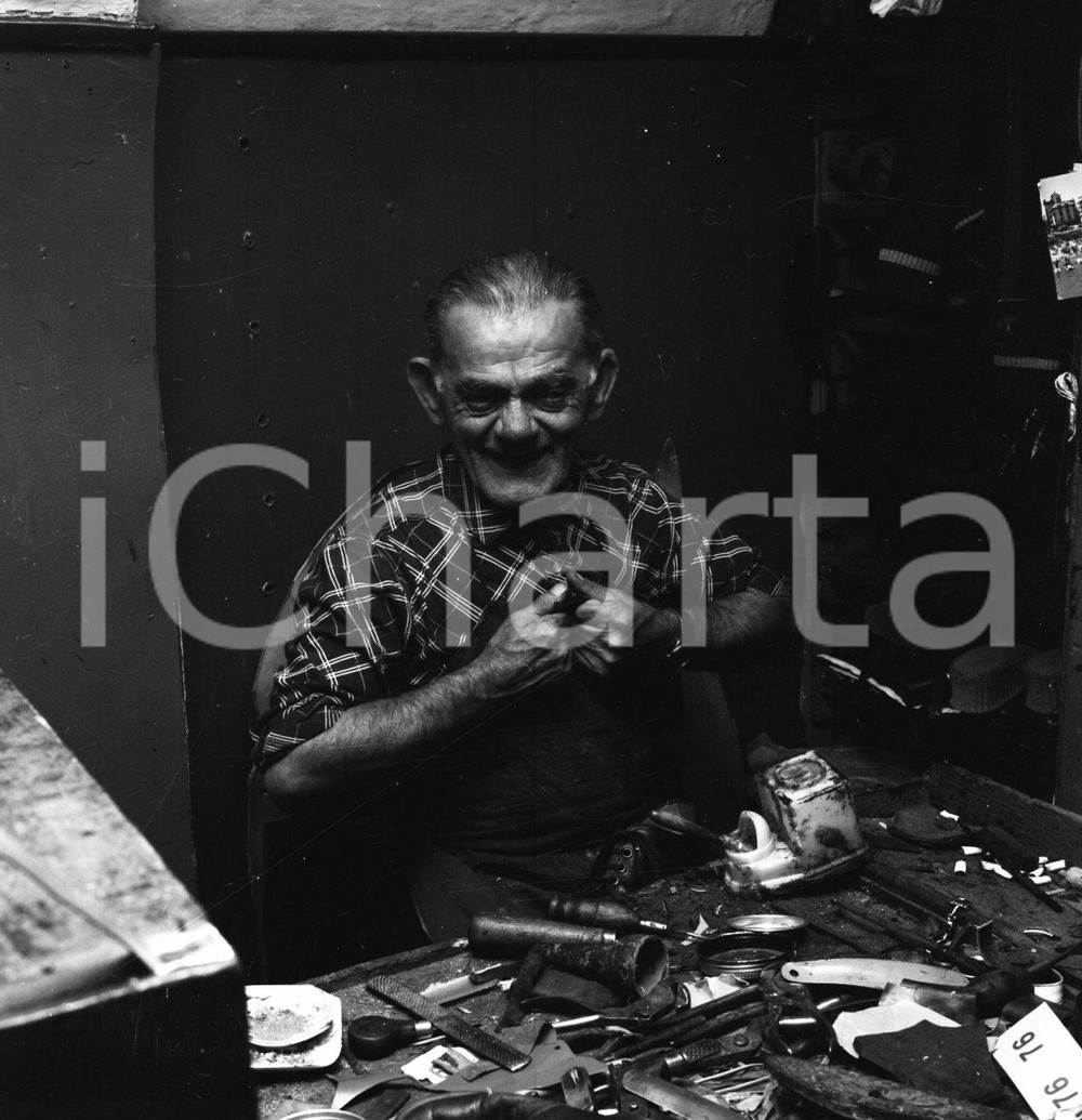 1980 BRESCIA calzolaio di c.so Palestro al lavoro NEGATIVO ORIGINALE 5 Negativo originale in bianco e nero su pellicola.  E' SEVERAMENTE VIETATA LA RIPRODUZIONE.TUTTI I DIRITTI SONO RISERVATI.ICharta mette in vendita, sul negozio eBay e in esclusiva sul sito "icharta" il proprio archivio composto da numerose diapositive e negativi fotografici d'epoca, tutti originali e autentici.Si tratta di uno sguardo inedito sull'attualità, la politica, la vita quotidiana, il gossip e la cultura, che fotografa il cambiamento della nazione (e non solo) tra il 1890 ed il 1990 circa. Un'occasione unica per il mercato del collezionismo, che vede finalmente disponibile un archivio eccezionale per vastità, tematiche e condizioni, in un settore (il negativo fotografico e la diapositiva) di assoluta novità e dalle interessanti prospettive di investimento. CONDIZIONI:FAIR/discretoFORMATO: cm 6 x 6 originale e autentica 1