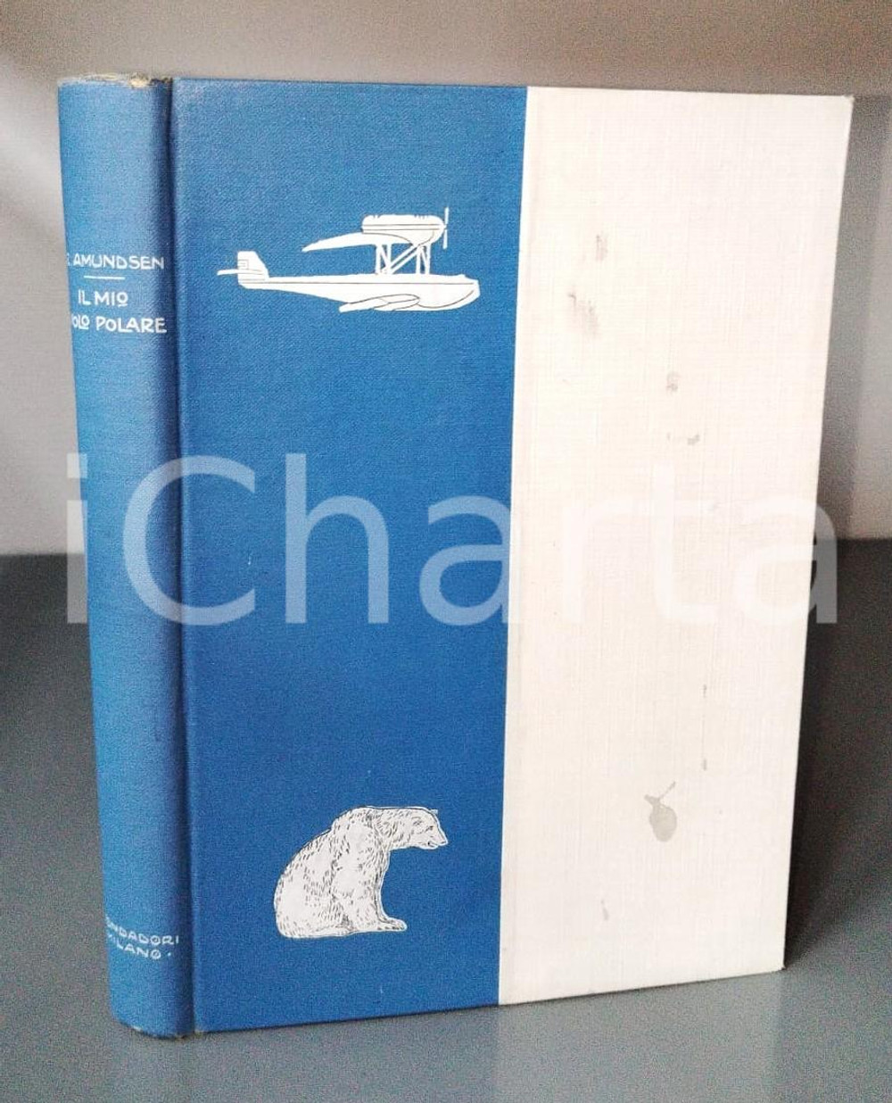 1925 Roald AMUNDSEN Il mio volo polare fino a 88° Lat. Nord - Ed. MONDADORI Pubblicazione con copertina rigida.EDITORE: A. Mondadori - Editore PAGINE: 244CONDIZIONI:POOR/danneggiato Macchie in copertina, lieve abrasione al dorso, bruniture alle pagineFORMATO: 17x24 cm originale e autentica 1