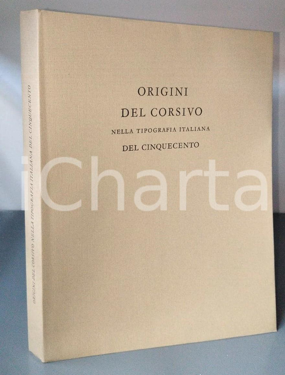 1967  Luigi BALSAMO Alberto TINTO Origini del corsivo nella tipografia del '500 Pubblicazione con copertina flessibile, sovraccoperta, e cofanetto rigido.TITOLO COMPLETO: Origini del corsivo nella tipografia italiana del CinquecentoEDITORE: Il Polifilo - MilanoCOLLANA: Documenti sulle arti del libro VI PAGINE: 184CONDIZIONI:FAIR/discreto Lievi segni d'uso, lievi aloni in copertina e al cofanettiFORMATO: 26x32 cm originale e autentica 1