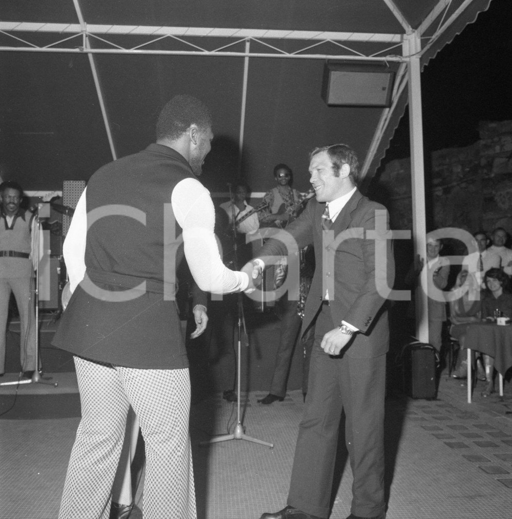 1980 ca Joe FRAZIER incontra Carmelo BOSSI NEGATIVO ORIGINALE Negativo originale in bianco e nero su pellicola.  E' SEVERAMENTE VIETATA LA RIPRODUZIONE.TUTTI I DIRITTI SONO RISERVATI.ICharta mette in vendita, sul negozio eBay e in esclusiva sul sito "icharta" il proprio archivio composto da numerose diapositive e negativi fotografici d'epoca, tutti originali e autentici.Si tratta di uno sguardo inedito sull'attualità, la politica, la vita quotidiana, il gossip e la cultura, che fotografa il cambiamento della nazione (e non solo) tra il 1890 ed il 1990 circa. Un'occasione unica per il mercato del collezionismo, che vede finalmente disponibile un archivio eccezionale per vastità, tematiche e condizioni, in un settore (il negativo fotografico e la diapositiva) di assoluta novità e dalle interessanti prospettive di investimento. CONDIZIONI:FAIR/discretoFORMATO: cm 6 x 6 originale e autentica 1