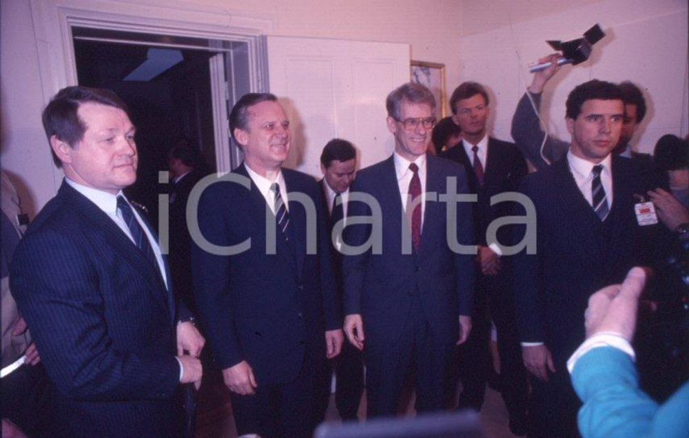 1988 STOCKHOLM Ingvar CARLSSON and Nicolai RIZHKOV  Original vintage slide 35mm2 Positivo originale d'epoca a colori su pellicola.  E' SEVERAMENTE VIETATA LA RIPRODUZIONE.TUTTI I DIRITTI SONO RISERVATI.ICharta mette in vendita, sul negozio eBay e in esclusiva sul sito "icharta" il proprio archivio composto da numerose diapositive e negativi fotografici d'epoca, tutti originali e autentici.Si tratta di uno sguardo inedito sull'attualità, la politica, la vita quotidiana, il gossip e la cultura, che fotografa il cambiamento della nazione (e non solo) tra il 1890 ed il 1990 circa. Un'occasione unica per il mercato del collezionismo, che vede finalmente disponibile un archivio eccezionale per vastità, tematiche e condizioni, in un settore (il negativo fotografico e la diapositiva) di assoluta novità e dalle interessanti prospettive di investimento. CONDIZIONI:FAIR/discretoFORMATO: 35mm originale e autentica 1