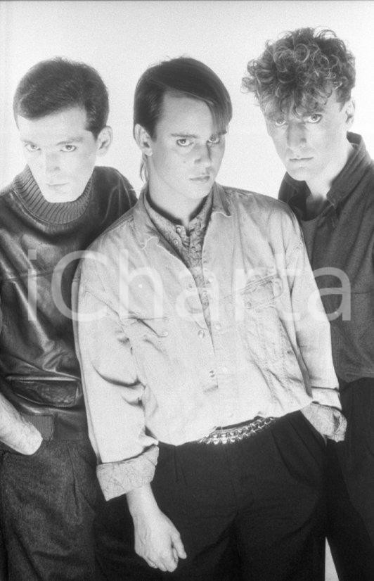 1984 SANREMO CANTON gruppo musicale in "Sonnambulismo" NEGATIVO ORIGINALE 1 Negativo originale in bianco e nero su pellicola.  E' SEVERAMENTE VIETATA LA RIPRODUZIONE.TUTTI I DIRITTI SONO RISERVATI.ICharta mette in vendita, sul negozio eBay e in esclusiva sul sito "icharta" il proprio archivio composto da numerose diapositive e negativi fotografici d'epoca, tutti originali e autentici.Si tratta di uno sguardo inedito sull'attualità, la politica, la vita quotidiana, il gossip e la cultura, che fotografa il cambiamento della nazione (e non solo) tra il 1890 ed il 1990 circa. Un'occasione unica per il mercato del collezionismo, che vede finalmente disponibile un archivio eccezionale per vastità, tematiche e condizioni, in un settore (il negativo fotografico e la diapositiva) di assoluta novità e dalle interessanti prospettive di investimento. CONDIZIONI:FAIR/discretoFORMATO: 35mm originale e autentica 1