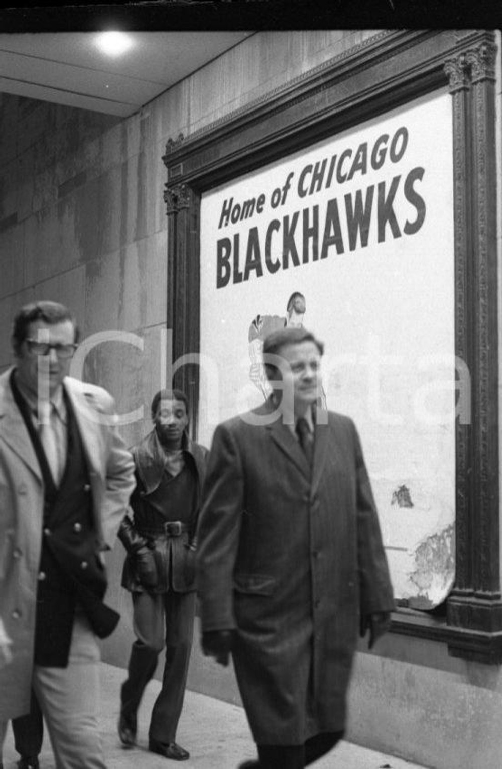 1973 CHICAGO Blackhawks fans Chicago Stadium NEGATIVO ORIGINALE 6 Negativo originale in bianco e nero su pellicola.  E' SEVERAMENTE VIETATA LA RIPRODUZIONE.TUTTI I DIRITTI SONO RISERVATI.ICharta mette in vendita, sul negozio eBay e in esclusiva sul sito "icharta" il proprio archivio composto da numerose diapositive e negativi fotografici d'epoca, tutti originali e autentici.Si tratta di uno sguardo inedito sull'attualità, la politica, la vita quotidiana, il gossip e la cultura, che fotografa il cambiamento della nazione (e non solo) tra il 1890 ed il 1990 circa. Un'occasione unica per il mercato del collezionismo, che vede finalmente disponibile un archivio eccezionale per vastità, tematiche e condizioni, in un settore (il negativo fotografico e la diapositiva) di assoluta novità e dalle interessanti prospettive di investimento. CONDIZIONI:FAIR/discretoFORMATO: 35mm originale e autentica 1