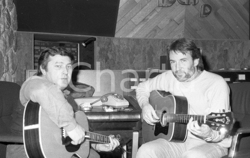 1980 ca MILANO Pierangelo BERTOLI Marco DIECI in sala inc. CGD *NEGATIVO ORIGIN. MILANO?Negativo originale in bianco e nero su pellicola.  E' SEVERAMENTE VIETATA LA RIPRODUZIONE.TUTTI I DIRITTI SONO RISERVATI.ICharta mette in vendita, sul negozio eBay e in esclusiva sul sito "icharta" il proprio archivio composto da numerose diapositive e negativi fotografici d'epoca, tutti originali e autentici.Si tratta di uno sguardo inedito sull'attualità, la politica, la vita quotidiana, il gossip e la cultura, che fotografa il cambiamento della nazione (e non solo) tra il 1890 ed il 1990 circa. Un'occasione unica per il mercato del collezionismo, che vede finalmente disponibile un archivio eccezionale per vastità, tematiche e condizioni, in un settore (il negativo fotografico e la diapositiva) di assoluta novità e dalle interessanti prospettive di investimento. CONDIZIONI:FAIR/discretoFORMATO: 35mm originale e autentica 1