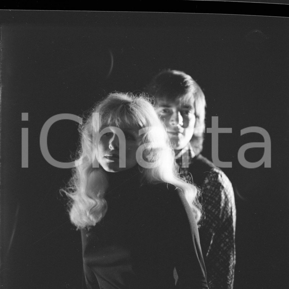 1972 MUSICA ELIO & ANGELIQUE la coppia di "Cos'è l'amore" NEGATIVO ORIGINALE 2 Negativo originale in bianco e nero su pellicola.  E' SEVERAMENTE VIETATA LA RIPRODUZIONE.TUTTI I DIRITTI SONO RISERVATI.ICharta mette in vendita, sul negozio eBay e in esclusiva sul sito "icharta" il proprio archivio composto da numerose diapositive e negativi fotografici d'epoca, tutti originali e autentici.Si tratta di uno sguardo inedito sull'attualità, la politica, la vita quotidiana, il gossip e la cultura, che fotografa il cambiamento della nazione (e non solo) tra il 1890 ed il 1990 circa. Un'occasione unica per il mercato del collezionismo, che vede finalmente disponibile un archivio eccezionale per vastità, tematiche e condizioni, in un settore (il negativo fotografico e la diapositiva) di assoluta novità e dalle interessanti prospettive di investimento. CONDIZIONI:FAIR/discretoFORMATO: cm 6 x 6 originale e autentica 1