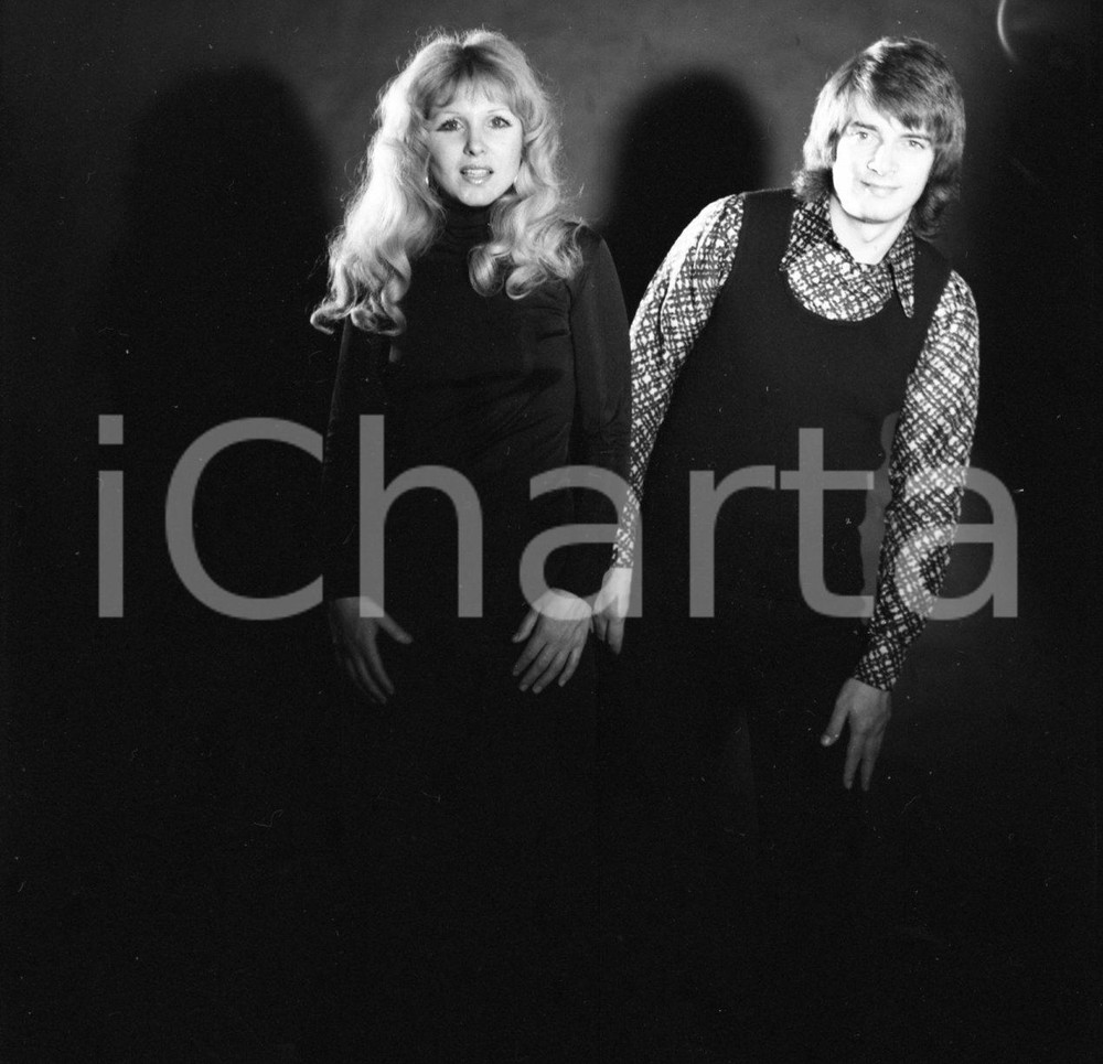 1972 MUSICA ELIO & ANGELIQUE la coppia di "Cos'è l'amore" NEGATIVO ORIGINALE 10 Negativo originale in bianco e nero su pellicola.  E' SEVERAMENTE VIETATA LA RIPRODUZIONE.TUTTI I DIRITTI SONO RISERVATI.ICharta mette in vendita, sul negozio eBay e in esclusiva sul sito "icharta" il proprio archivio composto da numerose diapositive e negativi fotografici d'epoca, tutti originali e autentici.Si tratta di uno sguardo inedito sull'attualità, la politica, la vita quotidiana, il gossip e la cultura, che fotografa il cambiamento della nazione (e non solo) tra il 1890 ed il 1990 circa. Un'occasione unica per il mercato del collezionismo, che vede finalmente disponibile un archivio eccezionale per vastità, tematiche e condizioni, in un settore (il negativo fotografico e la diapositiva) di assoluta novità e dalle interessanti prospettive di investimento. CONDIZIONI:FAIR/discretoFORMATO: cm 6 x 6 originale e autentica 1