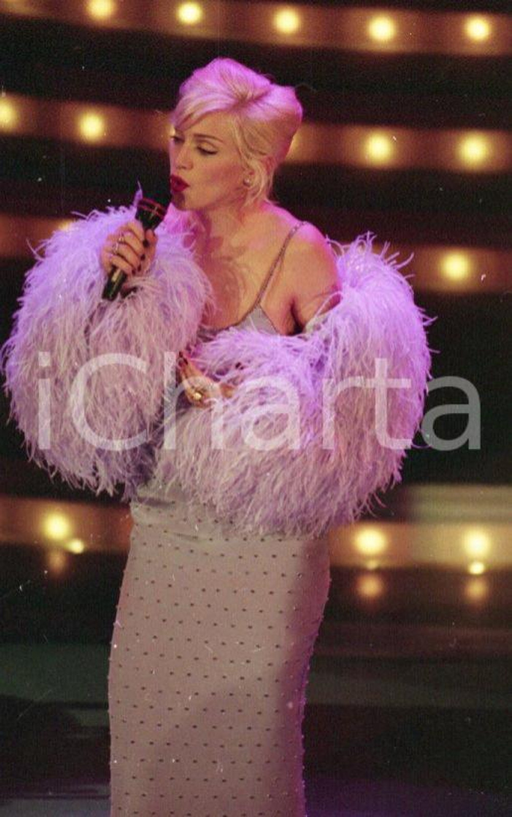 1995 SANREMO Al festival MADONNA chic canta "Take a bow" NEGATIVO ORIGINALE 5 Negativo originale a colori su pellicola.  E' SEVERAMENTE VIETATA LA RIPRODUZIONE.TUTTI I DIRITTI SONO RISERVATI.ICharta mette in vendita, sul negozio eBay e in esclusiva sul sito "icharta" il proprio archivio composto da numerose diapositive e negativi fotografici d'epoca, tutti originali e autentici.Si tratta di uno sguardo inedito sull'attualità, la politica, la vita quotidiana, il gossip e la cultura, che fotografa il cambiamento della nazione (e non solo) tra il 1890 ed il 1990 circa. Un'occasione unica per il mercato del collezionismo, che vede finalmente disponibile un archivio eccezionale per vastità, tematiche e condizioni, in un settore (il negativo fotografico e la diapositiva) di assoluta novità e dalle interessanti prospettive di investimento. CONDIZIONI:FAIR/discretoFORMATO: 35mm originale e autentica 1