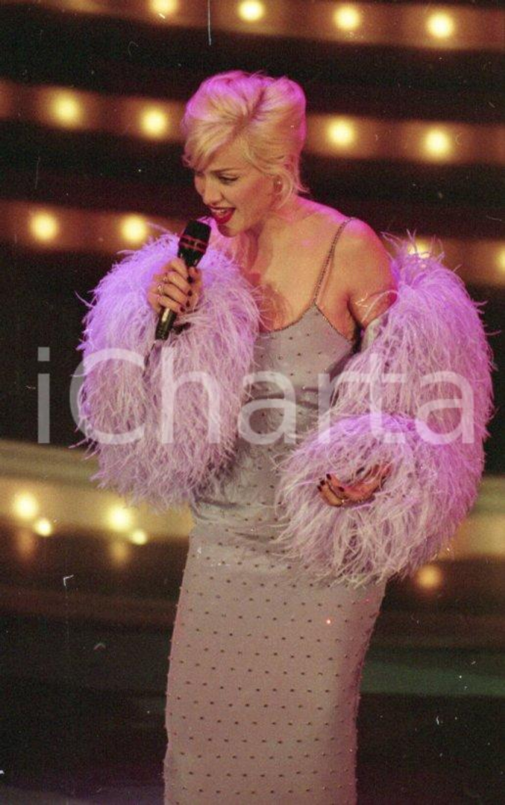 1995 SANREMO Al festival MADONNA chic canta "Take a bow" NEGATIVO ORIGINALE 4 Negativo originale a colori su pellicola.  E' SEVERAMENTE VIETATA LA RIPRODUZIONE.TUTTI I DIRITTI SONO RISERVATI.ICharta mette in vendita, sul negozio eBay e in esclusiva sul sito "icharta" il proprio archivio composto da numerose diapositive e negativi fotografici d'epoca, tutti originali e autentici.Si tratta di uno sguardo inedito sull'attualità, la politica, la vita quotidiana, il gossip e la cultura, che fotografa il cambiamento della nazione (e non solo) tra il 1890 ed il 1990 circa. Un'occasione unica per il mercato del collezionismo, che vede finalmente disponibile un archivio eccezionale per vastità, tematiche e condizioni, in un settore (il negativo fotografico e la diapositiva) di assoluta novità e dalle interessanti prospettive di investimento. CONDIZIONI:FAIR/discretoFORMATO: 35mm originale e autentica 1