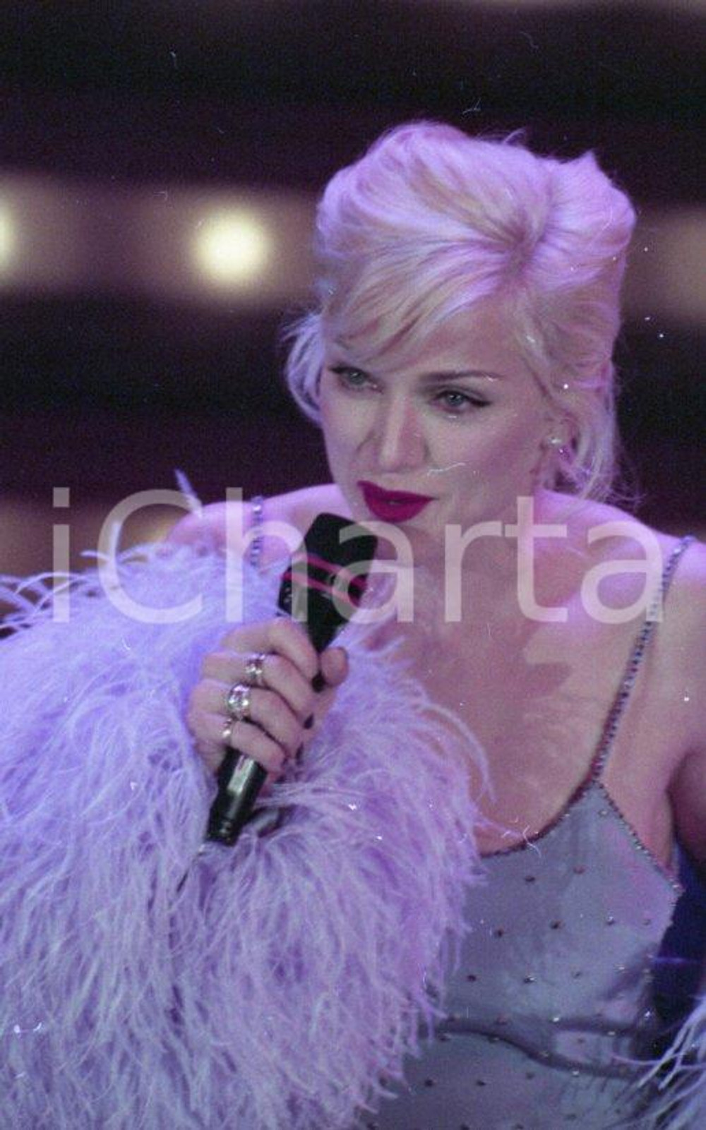 1995 SANREMO Al festival MADONNA chic canta "Take a bow" NEGATIVO ORIGINALE 6 Negativo originale a colori su pellicola.  E' SEVERAMENTE VIETATA LA RIPRODUZIONE.TUTTI I DIRITTI SONO RISERVATI.ICharta mette in vendita, sul negozio eBay e in esclusiva sul sito "icharta" il proprio archivio composto da numerose diapositive e negativi fotografici d'epoca, tutti originali e autentici.Si tratta di uno sguardo inedito sull'attualità, la politica, la vita quotidiana, il gossip e la cultura, che fotografa il cambiamento della nazione (e non solo) tra il 1890 ed il 1990 circa. Un'occasione unica per il mercato del collezionismo, che vede finalmente disponibile un archivio eccezionale per vastità, tematiche e condizioni, in un settore (il negativo fotografico e la diapositiva) di assoluta novità e dalle interessanti prospettive di investimento. CONDIZIONI:FAIR/discretoFORMATO: 35mm originale e autentica 1