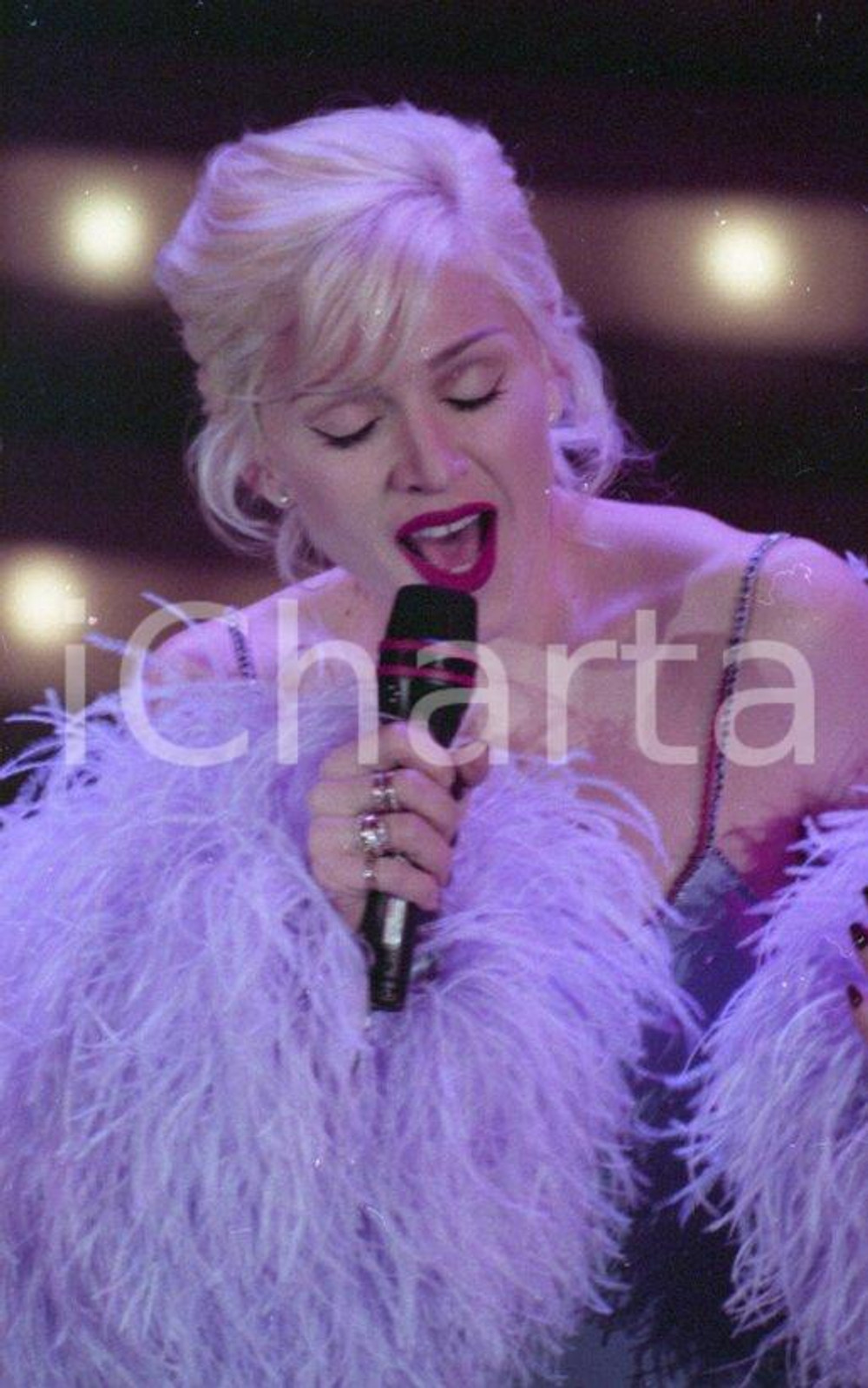 1995 SANREMO Al festival MADONNA chic canta "Take a bow" NEGATIVO ORIGINALE 9 Negativo originale a colori su pellicola.  E' SEVERAMENTE VIETATA LA RIPRODUZIONE.TUTTI I DIRITTI SONO RISERVATI.ICharta mette in vendita, sul negozio eBay e in esclusiva sul sito "icharta" il proprio archivio composto da numerose diapositive e negativi fotografici d'epoca, tutti originali e autentici.Si tratta di uno sguardo inedito sull'attualità, la politica, la vita quotidiana, il gossip e la cultura, che fotografa il cambiamento della nazione (e non solo) tra il 1890 ed il 1990 circa. Un'occasione unica per il mercato del collezionismo, che vede finalmente disponibile un archivio eccezionale per vastità, tematiche e condizioni, in un settore (il negativo fotografico e la diapositiva) di assoluta novità e dalle interessanti prospettive di investimento. CONDIZIONI:FAIR/discretoFORMATO: 35mm originale e autentica 1