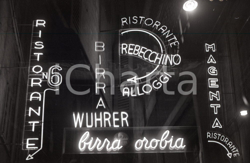 1951 BRESCIA  Insegne al neon di negozi in centro NEGATIVO ORIGINALE  7 Negativo originale in bianco e nero su pellicola.  E' SEVERAMENTE VIETATA LA RIPRODUZIONE.TUTTI I DIRITTI SONO RISERVATI.ICharta mette in vendita, sul negozio eBay e in esclusiva sul sito "icharta" il proprio archivio composto da numerose diapositive e negativi fotografici d'epoca, tutti originali e autentici.Si tratta di uno sguardo inedito sull'attualità, la politica, la vita quotidiana, il gossip e la cultura, che fotografa il cambiamento della nazione (e non solo) tra il 1890 ed il 1990 circa. Un'occasione unica per il mercato del collezionismo, che vede finalmente disponibile un archivio eccezionale per vastità, tematiche e condizioni, in un settore (il negativo fotografico e la diapositiva) di assoluta novità e dalle interessanti prospettive di investimento. CONDIZIONI:FAIR/discretoFORMATO: cm 9 x 6 originale e autentica 1