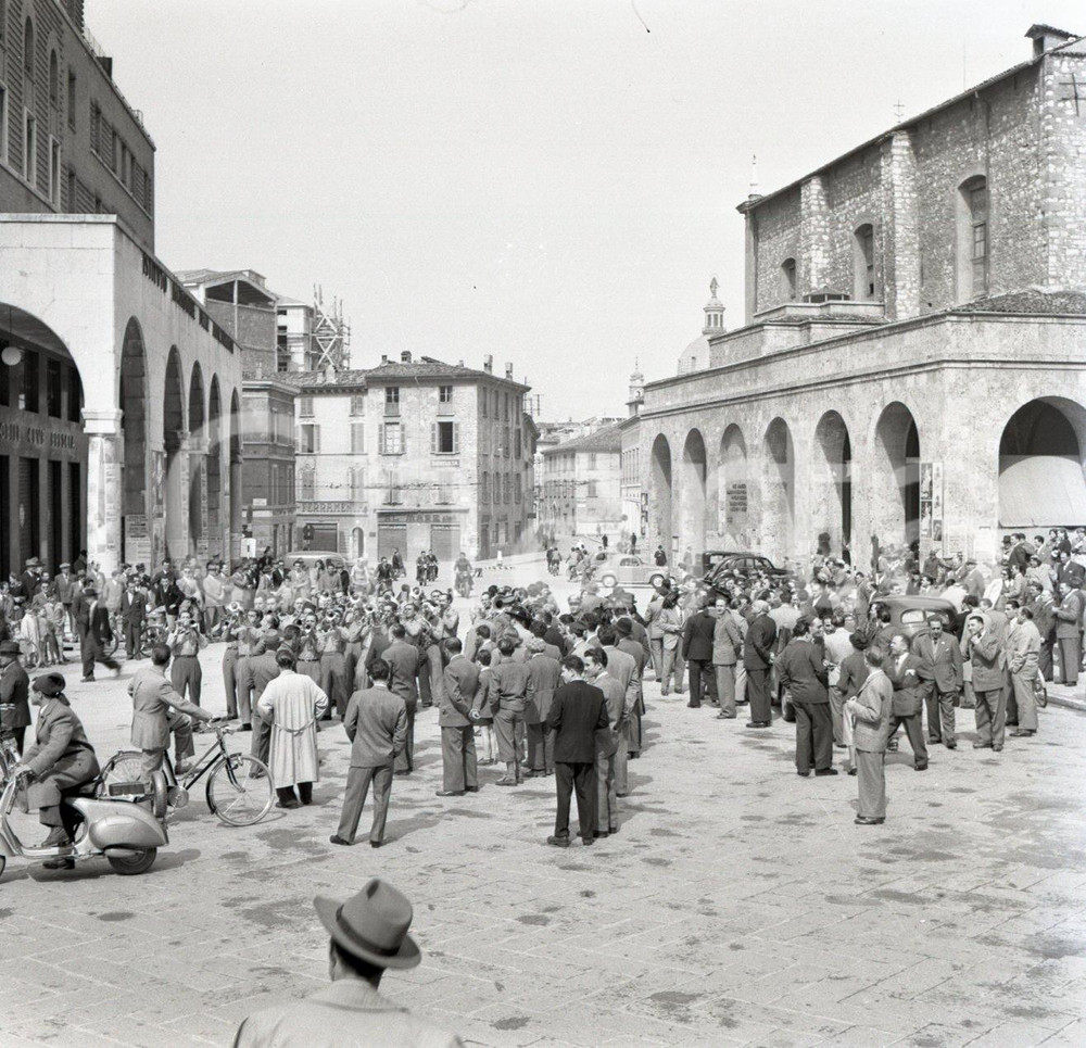 1951 BRESCIA Festa dei Bersaglieri NEGATIVO ORIGINALE 10 Negativo originale in bianco e nero su pellicola.  E' SEVERAMENTE VIETATA LA RIPRODUZIONE.TUTTI I DIRITTI SONO RISERVATI.ICharta mette in vendita, sul negozio eBay e in esclusiva sul sito "icharta" il proprio archivio composto da numerose diapositive e negativi fotografici d'epoca, tutti originali e autentici.Si tratta di uno sguardo inedito sull'attualità, la politica, la vita quotidiana, il gossip e la cultura, che fotografa il cambiamento della nazione (e non solo) tra il 1890 ed il 1990 circa. Un'occasione unica per il mercato del collezionismo, che vede finalmente disponibile un archivio eccezionale per vastità, tematiche e condizioni, in un settore (il negativo fotografico e la diapositiva) di assoluta novità e dalle interessanti prospettive di investimento. CONDIZIONI:FAIR/discretoFORMATO: cm 6 x 6 originale e autentica 1