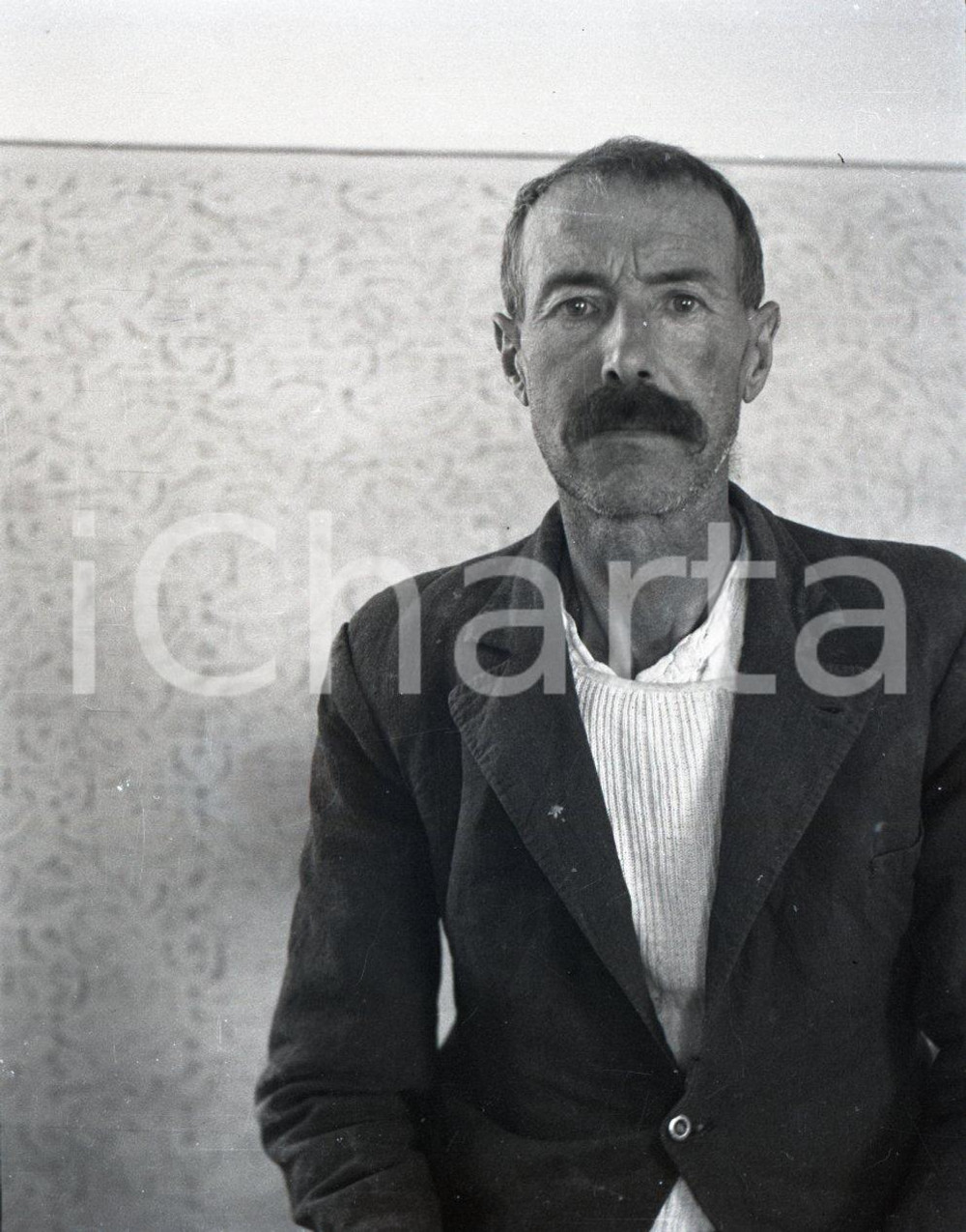1948 BRESCIA Pilastroni Reparto Psichiatrico reportage NEGATIVO ORIGINALE 34 Negativo originale in bianco e nero su pellicola.Nel 1948, un fotografo ottenne l'autorizzazione ad accedere al reparto psichiatrico noto come “Pilastroni” di Brescia, con l'obiettivo di documentare, attraverso un reportage, le condizioni dei pazienti ricoverati e il lavoro del personale sanitario. Ne scaturì un servizio fotografico di straordinario impatto visivo, che contribuì a far luce sulla realtà vissuta all'interno della struttura. Il negativo fotografico qui proposto in vendita appartiene a questa preziosa serie di scatti realizzati di inestimabile valore storico e sociale, offrendo una testimonianza intensa e toccante delle difficoltà affrontate dai pazienti.  E' SEVERAMENTE VIETATA LA RIPRODUZIONE.TUTTI I DIRITTI SONO RISERVATI.ICharta mette in vendita, sul negozio eBay e in esclusiva sul sito "icharta" il proprio archivio composto da numerose diapositive e negativi fotografici d'epoca, tutti originali e autentici.Si tratta di uno sguardo inedito sull'attualità, la politica, la vita quotidiana, il gossip e la cultura, che fotografa il cambiamento della nazione (e non solo) tra il 1890 ed il 1990 circa. Un'occasione unica per il mercato del collezionismo, che vede finalmente disponibile un archivio eccezionale per vastità, tematiche e condizioni, in un settore (il negativo fotografico e la diapositiva) di assoluta novità e dalle interessanti prospettive di investimento. CONDIZIONI:FAIR/discretoFORMATO: cm 4,5 x 6 originale e autentica 1