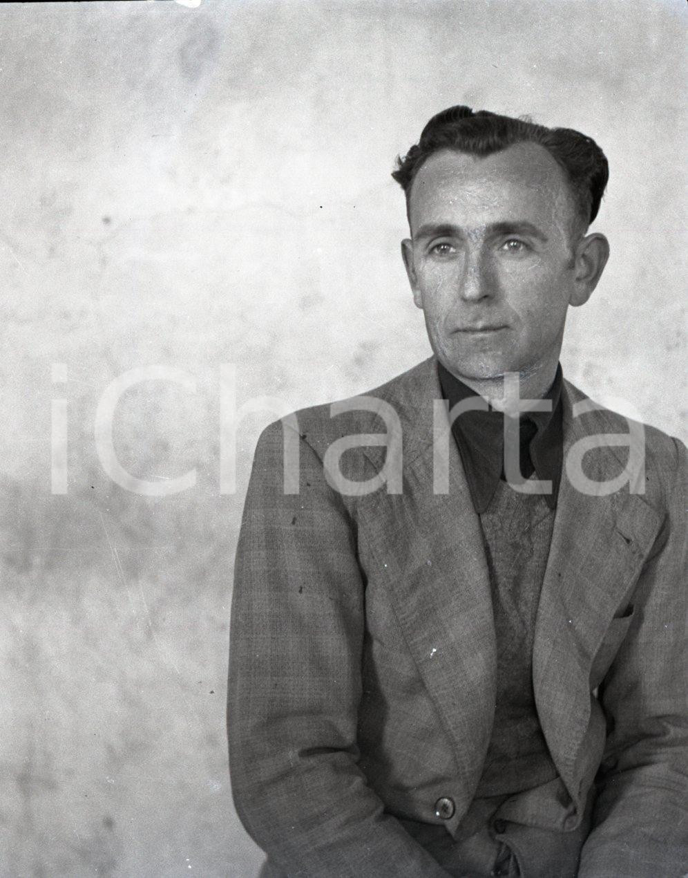 1948 BRESCIA Pilastroni Reparto Psichiatrico reportage NEGATIVO ORIGINALE 39 Negativo originale in bianco e nero su pellicola.Nel 1948, un fotografo ottenne l'autorizzazione ad accedere al reparto psichiatrico noto come “Pilastroni” di Brescia, con l'obiettivo di documentare, attraverso un reportage, le condizioni dei pazienti ricoverati e il lavoro del personale sanitario. Ne scaturì un servizio fotografico di straordinario impatto visivo, che contribuì a far luce sulla realtà vissuta all'interno della struttura. Il negativo fotografico qui proposto in vendita appartiene a questa preziosa serie di scatti realizzati di inestimabile valore storico e sociale, offrendo una testimonianza intensa e toccante delle difficoltà affrontate dai pazienti.  E' SEVERAMENTE VIETATA LA RIPRODUZIONE.TUTTI I DIRITTI SONO RISERVATI.ICharta mette in vendita, sul negozio eBay e in esclusiva sul sito "icharta" il proprio archivio composto da numerose diapositive e negativi fotografici d'epoca, tutti originali e autentici.Si tratta di uno sguardo inedito sull'attualità, la politica, la vita quotidiana, il gossip e la cultura, che fotografa il cambiamento della nazione (e non solo) tra il 1890 ed il 1990 circa. Un'occasione unica per il mercato del collezionismo, che vede finalmente disponibile un archivio eccezionale per vastità, tematiche e condizioni, in un settore (il negativo fotografico e la diapositiva) di assoluta novità e dalle interessanti prospettive di investimento. CONDIZIONI:FAIR/discretoFORMATO: cm 4,5 x 6 originale e autentica 1