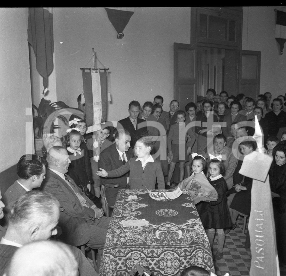 1952 BRESCIA Scuola Arici premiazione maestro Parola *NEGATIVO ORIGINALE 2 Negativo originale in bianco e nero su pellicola.  E' SEVERAMENTE VIETATA LA RIPRODUZIONE.TUTTI I DIRITTI SONO RISERVATI.ICharta mette in vendita, sul negozio eBay e in esclusiva sul sito "icharta" il proprio archivio composto da numerose diapositive e negativi fotografici d'epoca, tutti originali e autentici.Si tratta di uno sguardo inedito sull'attualità, la politica, la vita quotidiana, il gossip e la cultura, che fotografa il cambiamento della nazione (e non solo) tra il 1890 ed il 1990 circa. Un'occasione unica per il mercato del collezionismo, che vede finalmente disponibile un archivio eccezionale per vastità, tematiche e condizioni, in un settore (il negativo fotografico e la diapositiva) di assoluta novità e dalle interessanti prospettive di investimento. CONDIZIONI:FAIR/discretoFORMATO: cm 6 x 6 originale e autentica 1